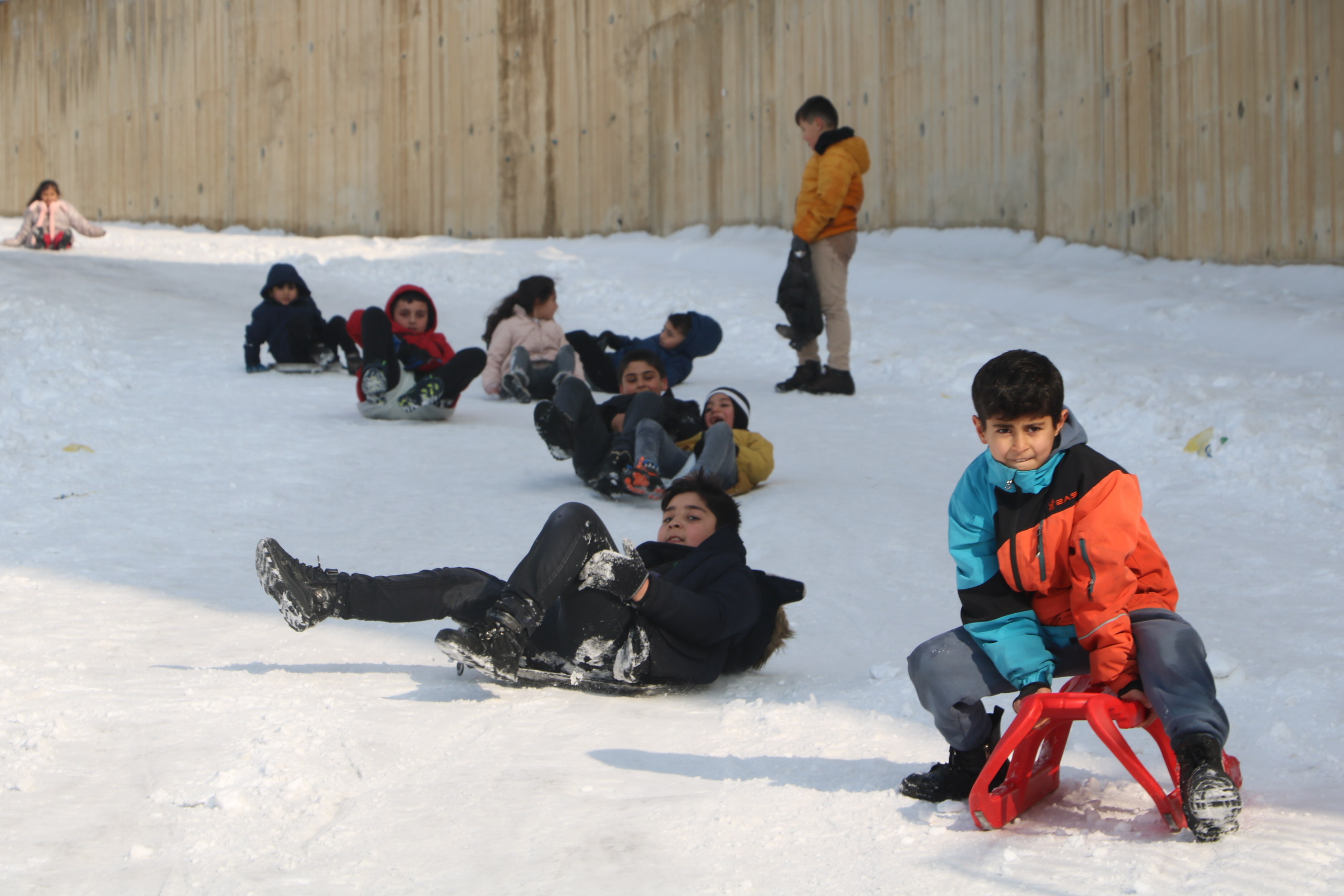 yuksekovada-cocuklar-tepsi-ile-kaydi-492382-145682.jpg