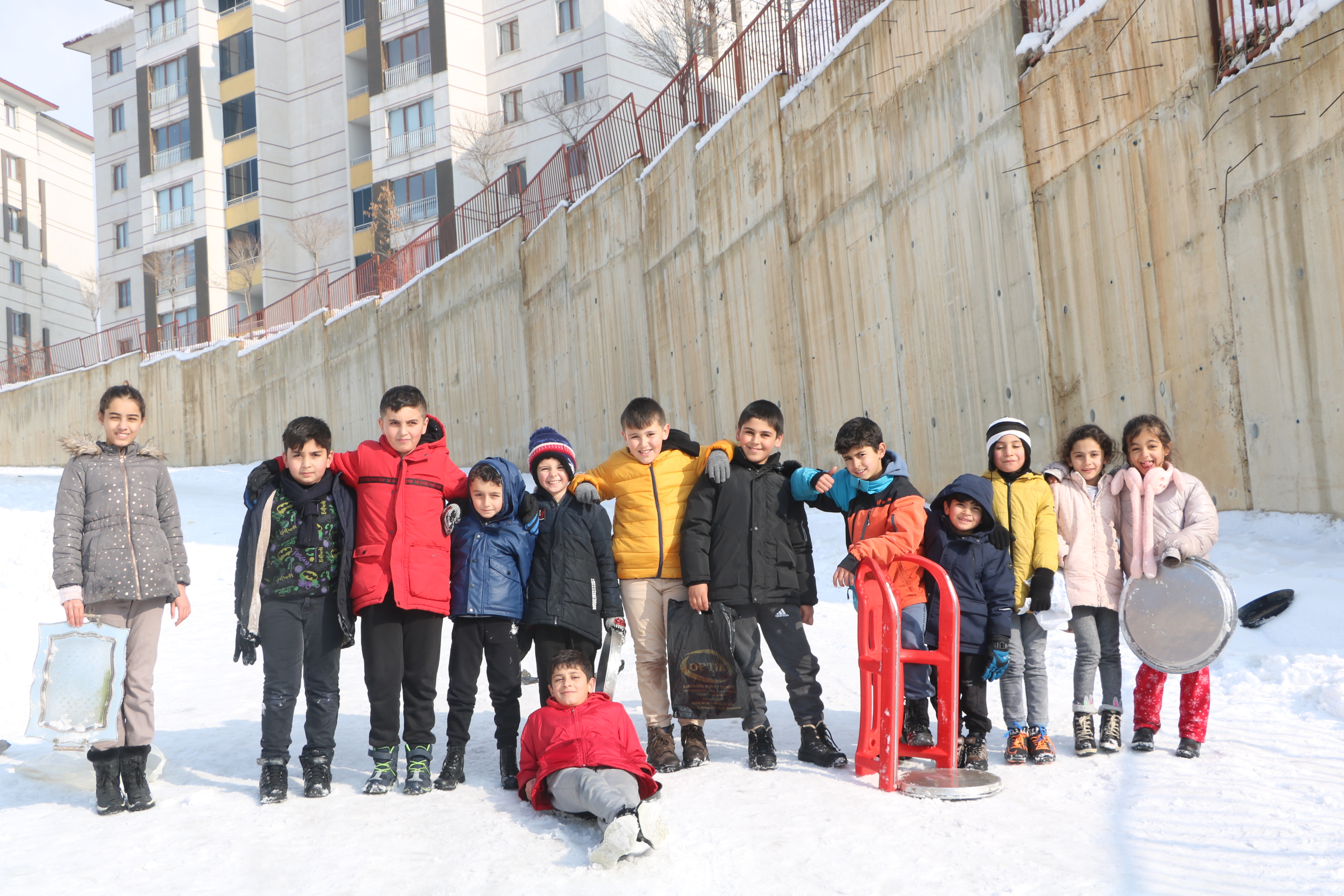 yuksekovada-cocuklar-tepsi-ile-kaydi-492383-145682.jpg