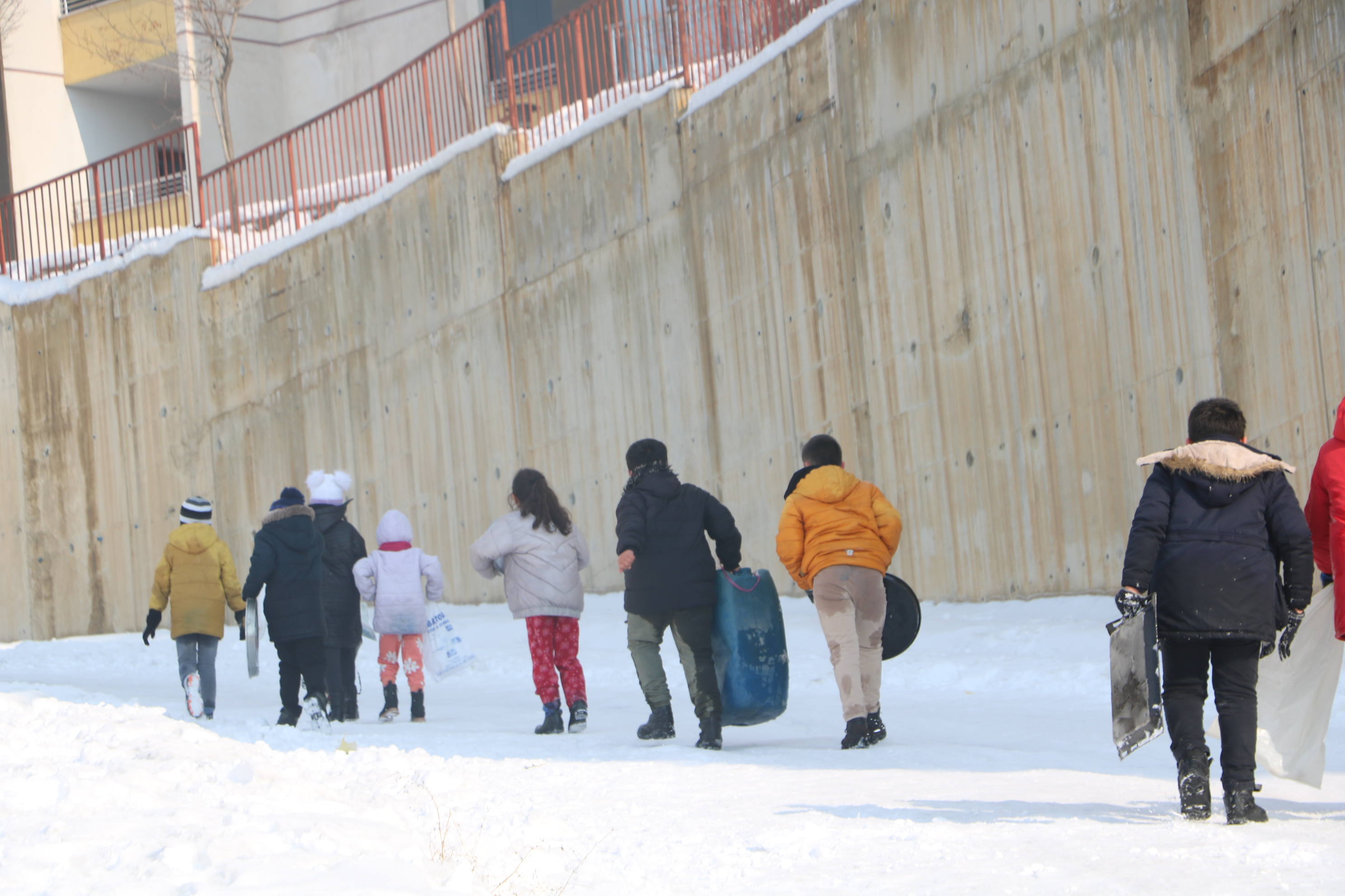 yuksekovada-cocuklar-tepsi-ile-kaydi-492385-145682.jpg