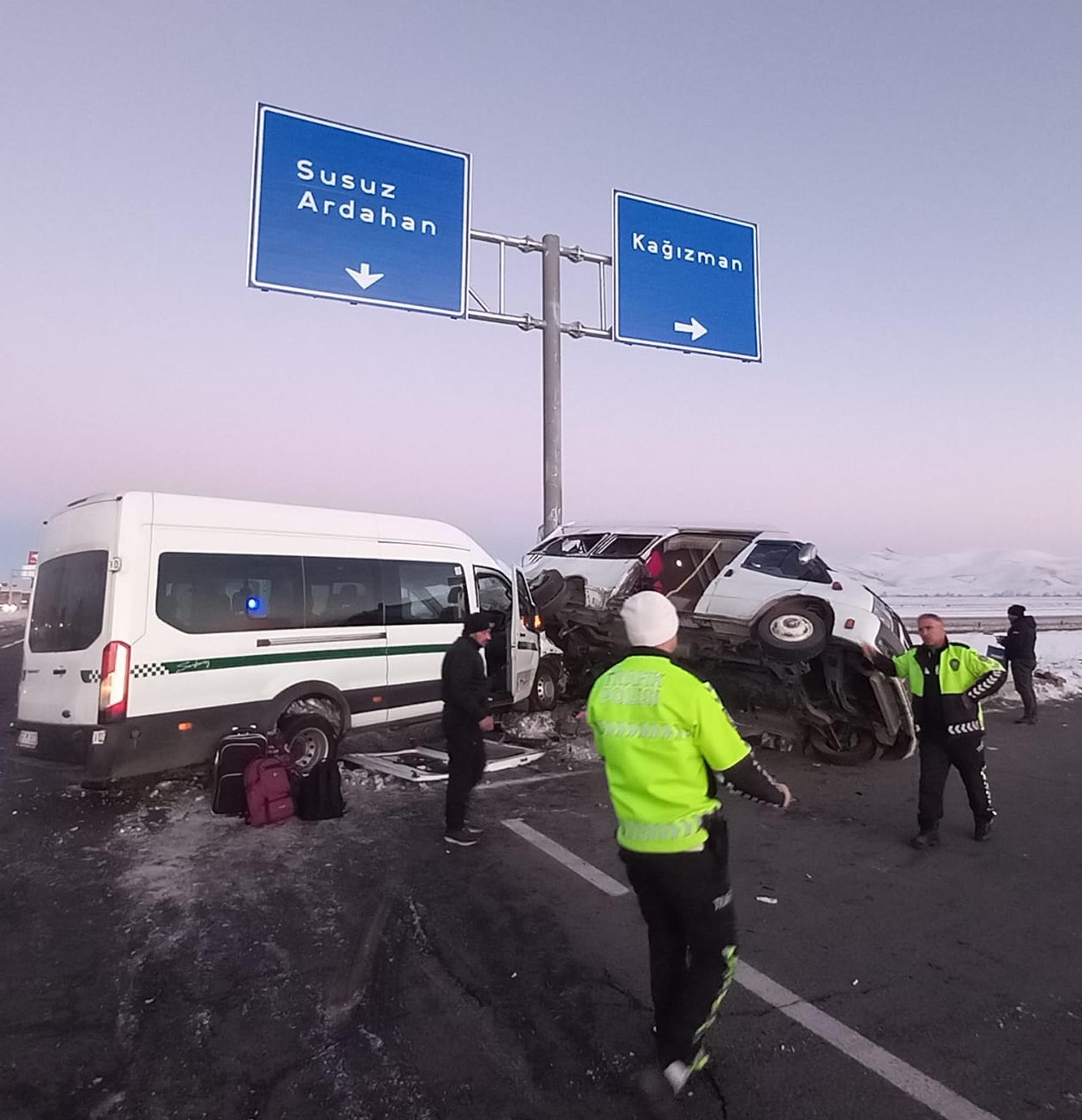 karsta-iki-minibus-carpisti-27-yarali-497150-147112.jpg