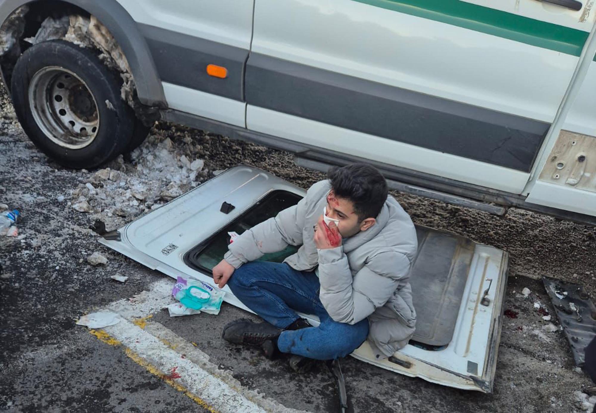 karsta-iki-minibus-carpisti-27-yarali-497152-147112.jpg
