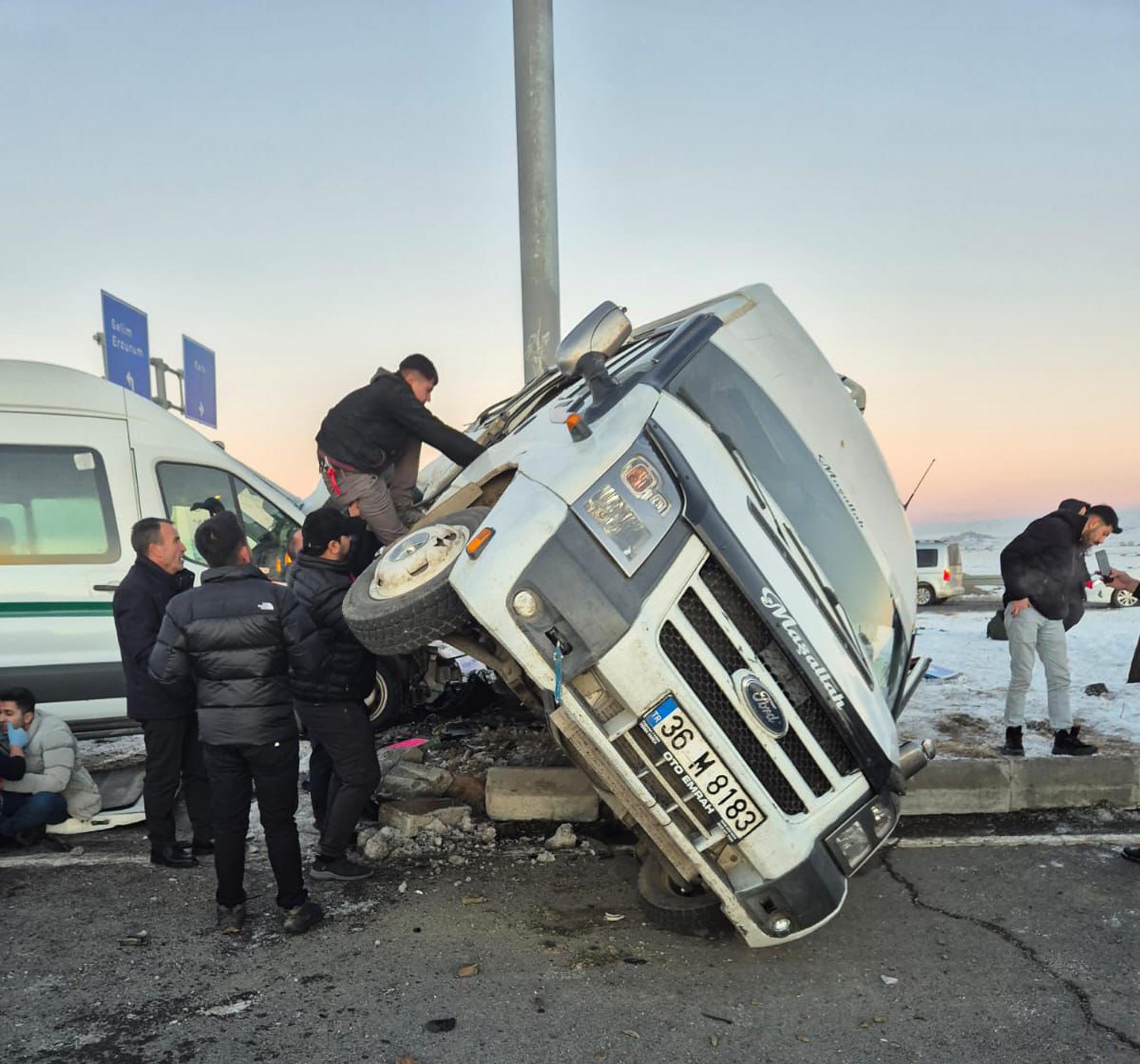 karsta-iki-minibus-carpisti-27-yarali-497153-147112.jpg