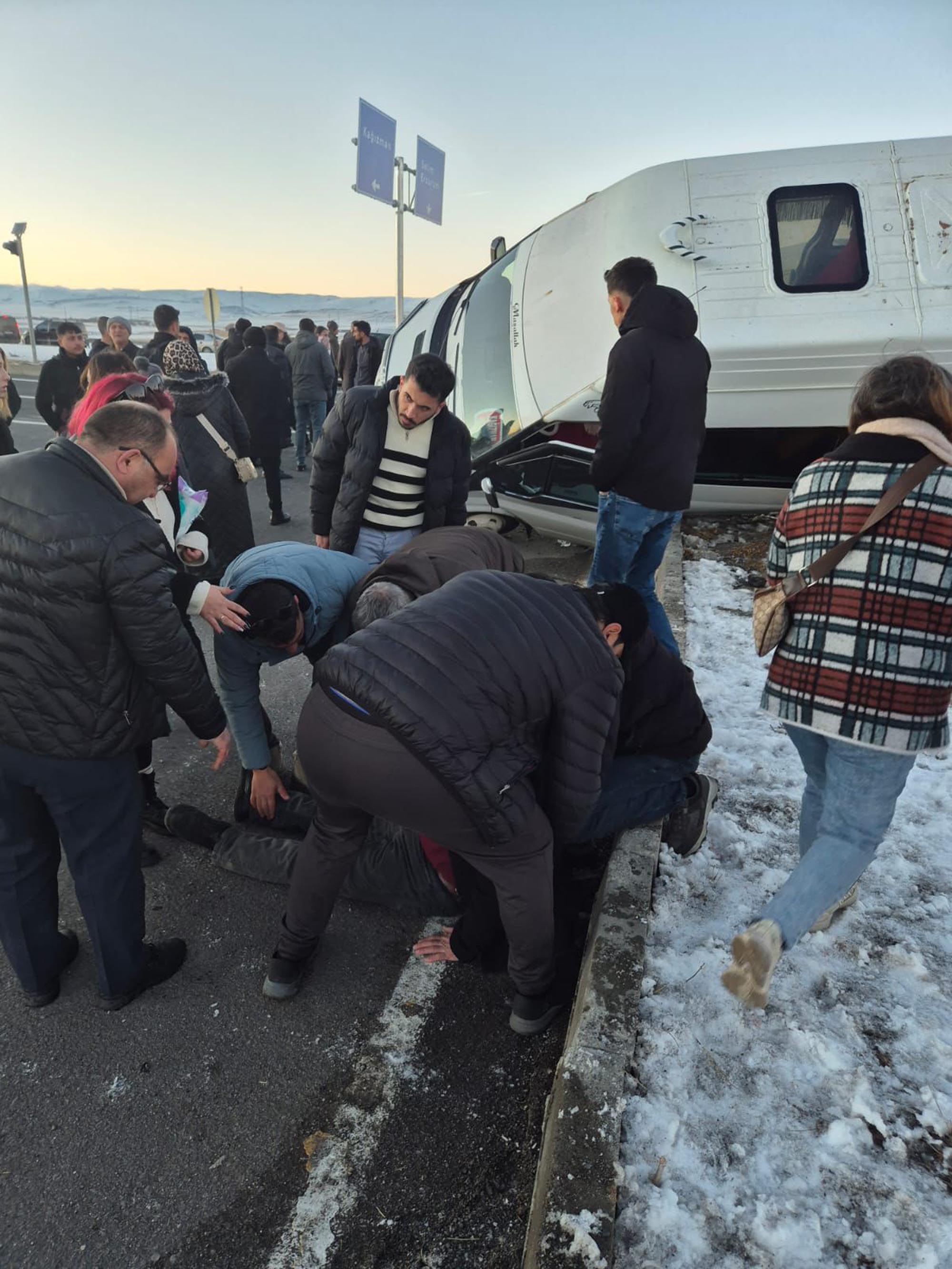 karsta-iki-minibus-carpisti-27-yarali-497154-147112.jpg