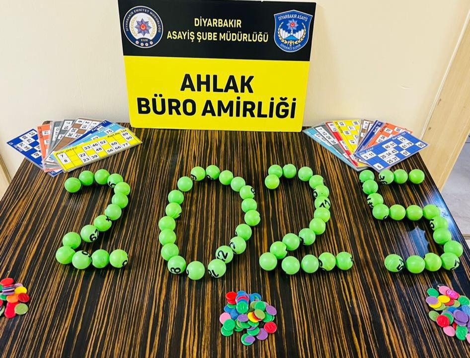 polis-kumar-oynayanlara-once-mutlu-yill-496348-146880.jpg