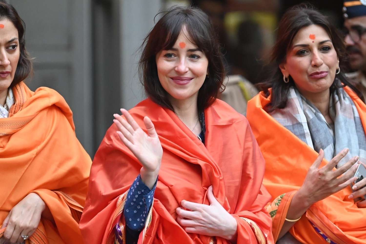 dakota-johnson-siddhivinayak-temple-mumbai-011825-6084f97f5e7a4cbb8991f38afeeceb8d.jpg