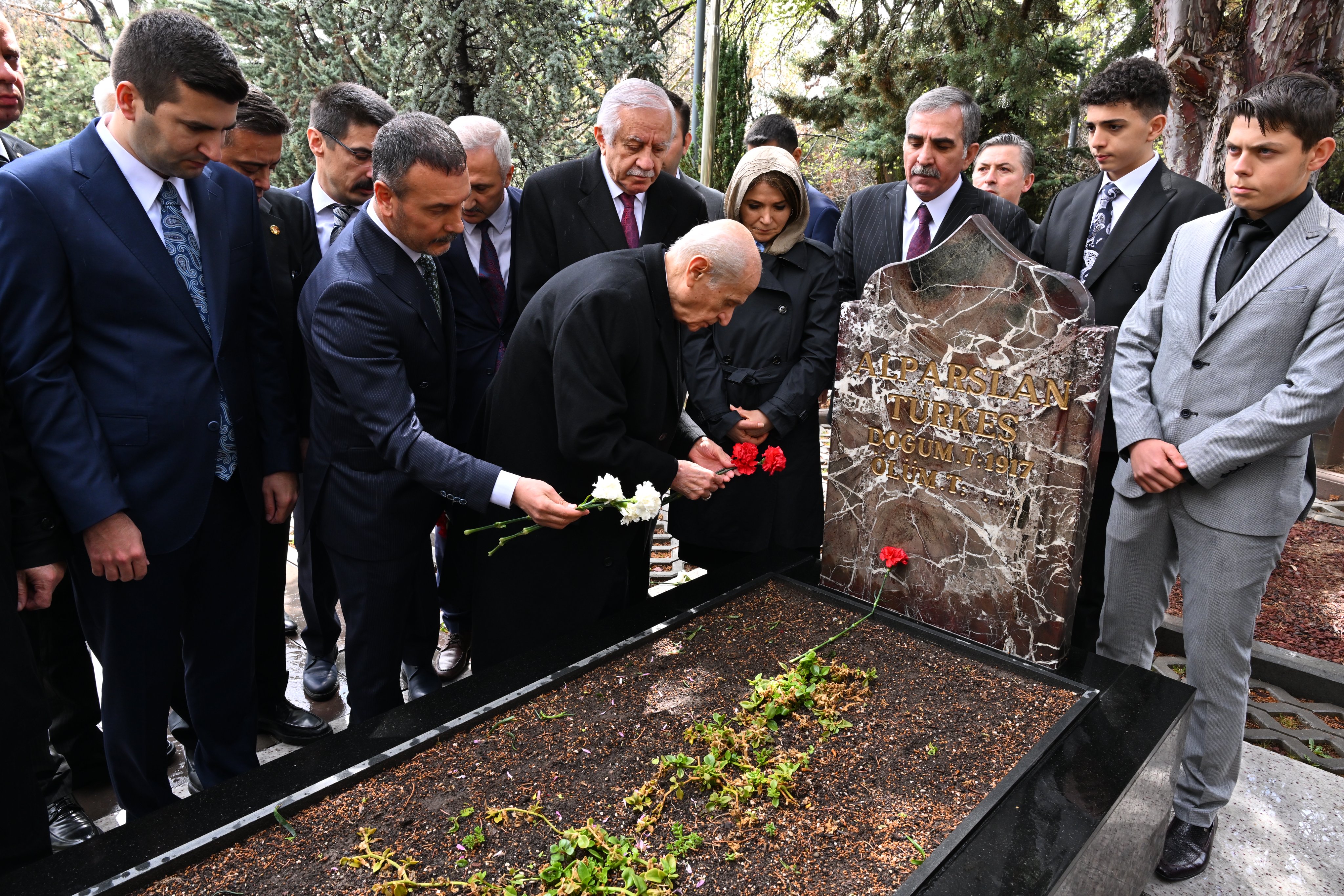 bahceli-turkesin-mezarini-ziyaret-etti-642581-190411-001.jpg