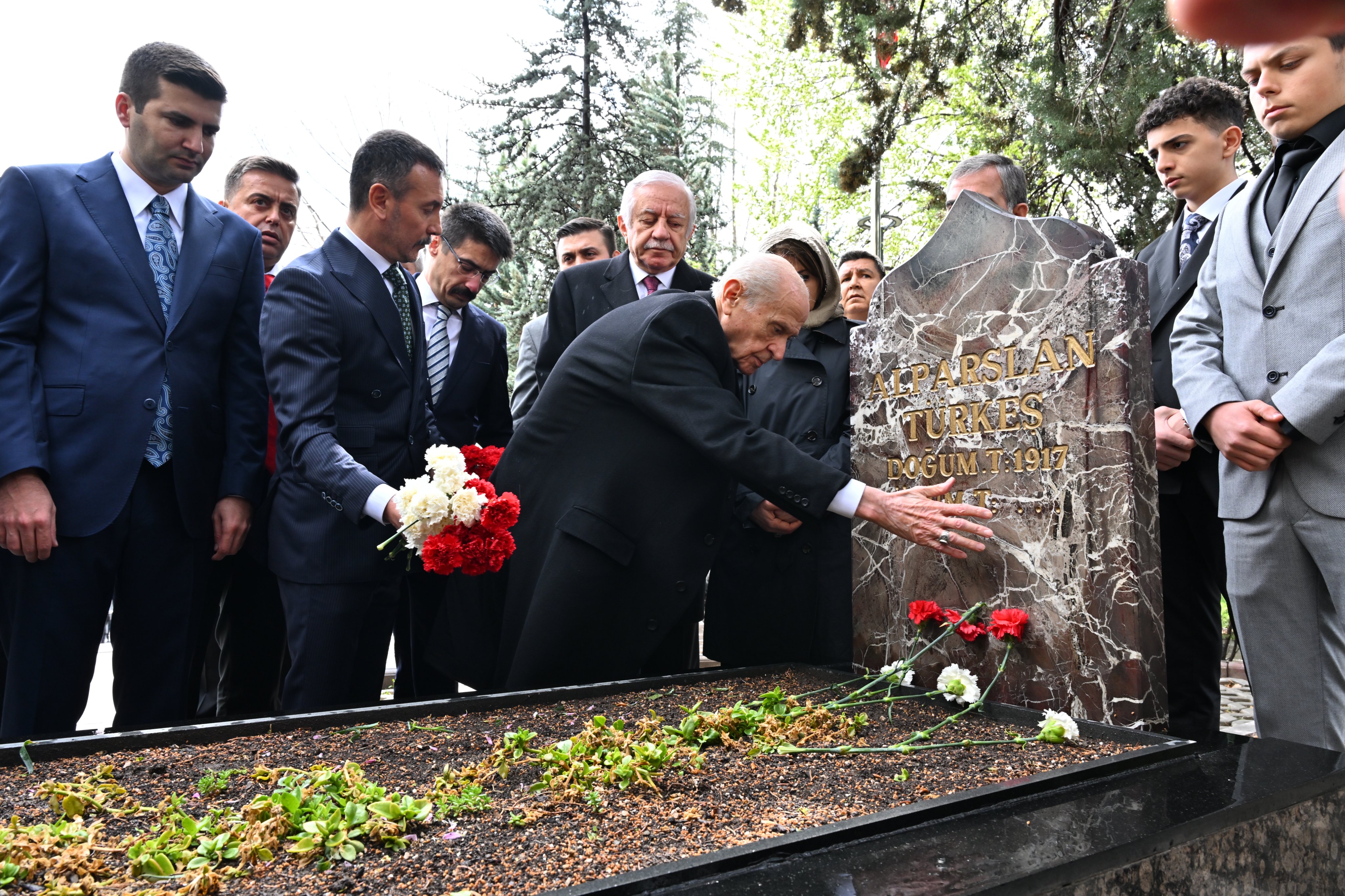 bahceli-turkesin-mezarini-ziyaret-etti-642582-190411.jpg