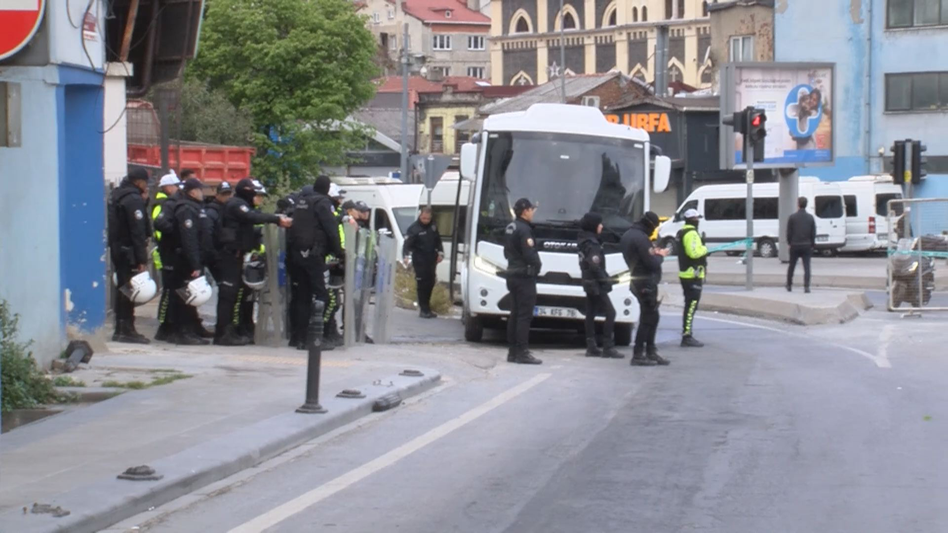 istanbul-taksime-cikan-yollar-trafige-687933-203835.jpg