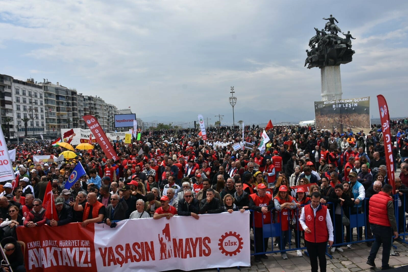 izmirde-1-mayis-kutlandi-688773-204084.jpg