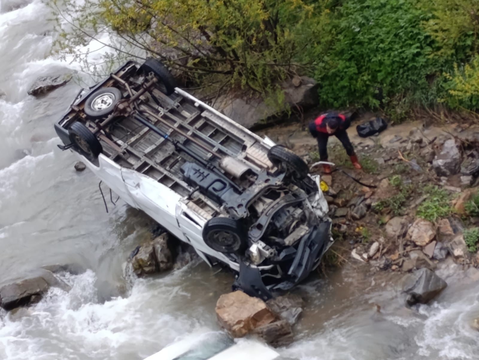 hakkaride-minibus-dereye-devrildi-2-ol-691811-204925.jpg