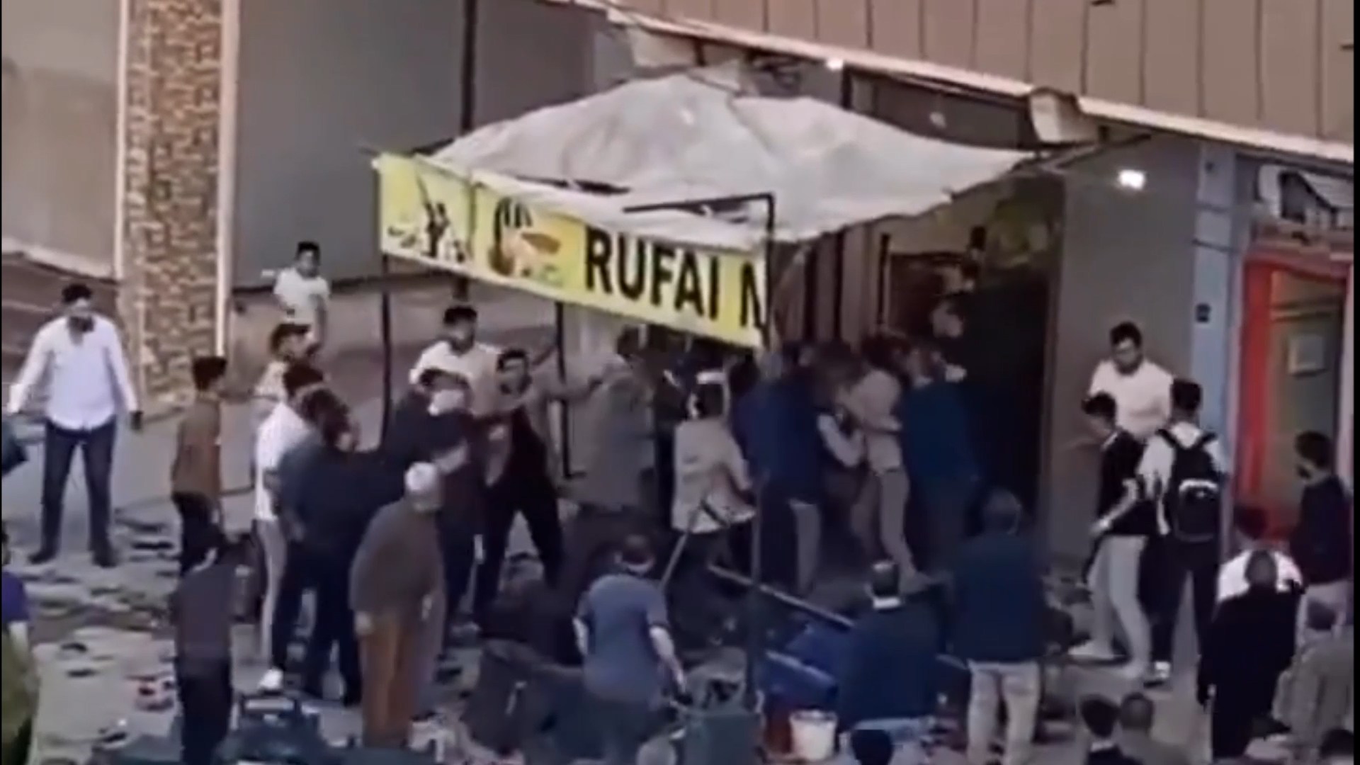 sopali-tekmeli-ve-yumruklu-kavga-kamera-692443-205100.jpg