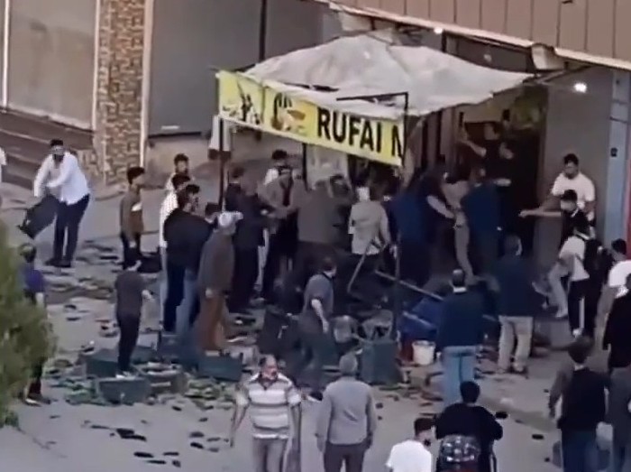 sopali-tekmeli-ve-yumruklu-kavga-kamera-692445-205100.jpg
