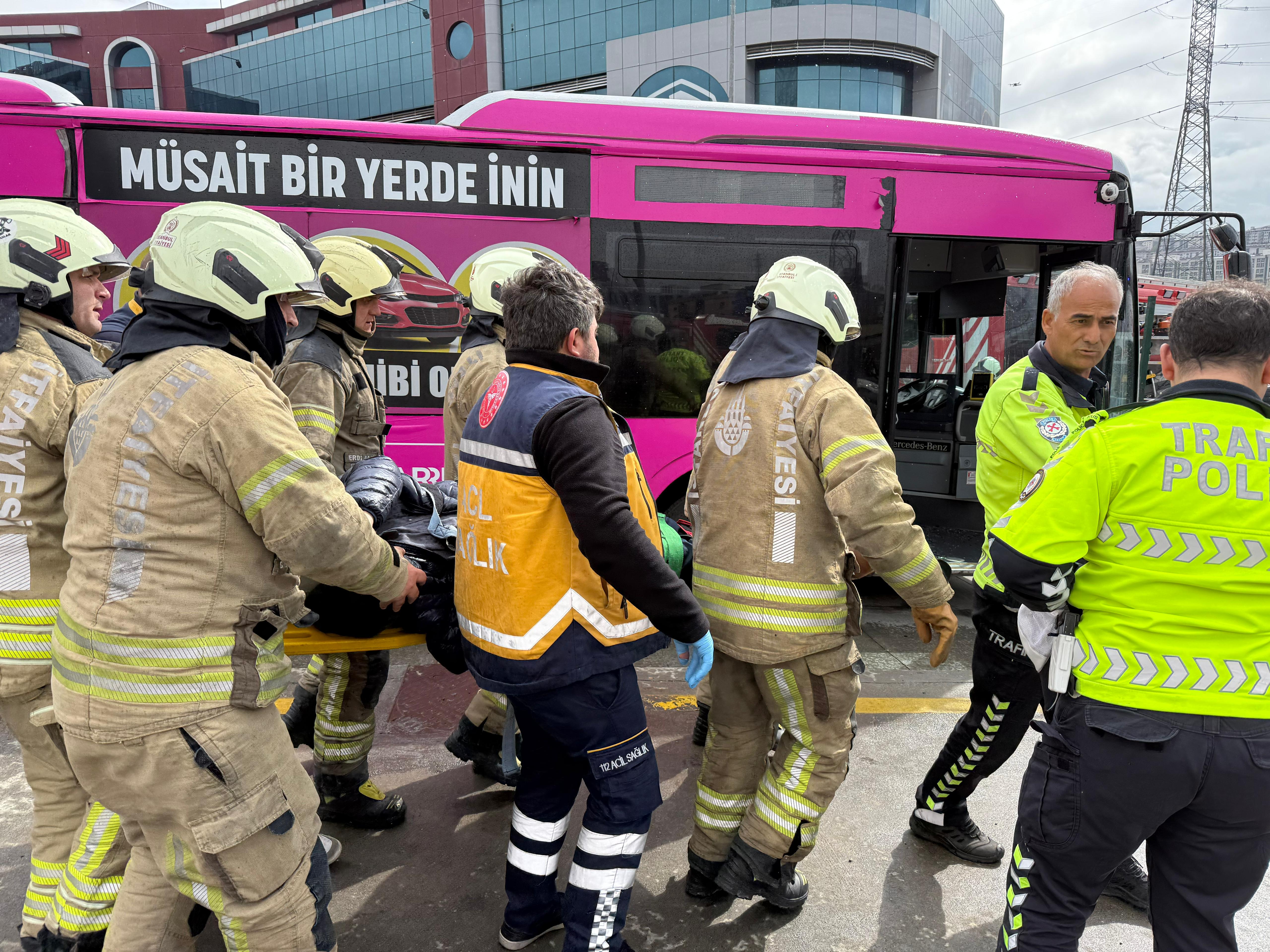 istanbul-beylikduzunde-iki-metrobus-705523-208787.jpg