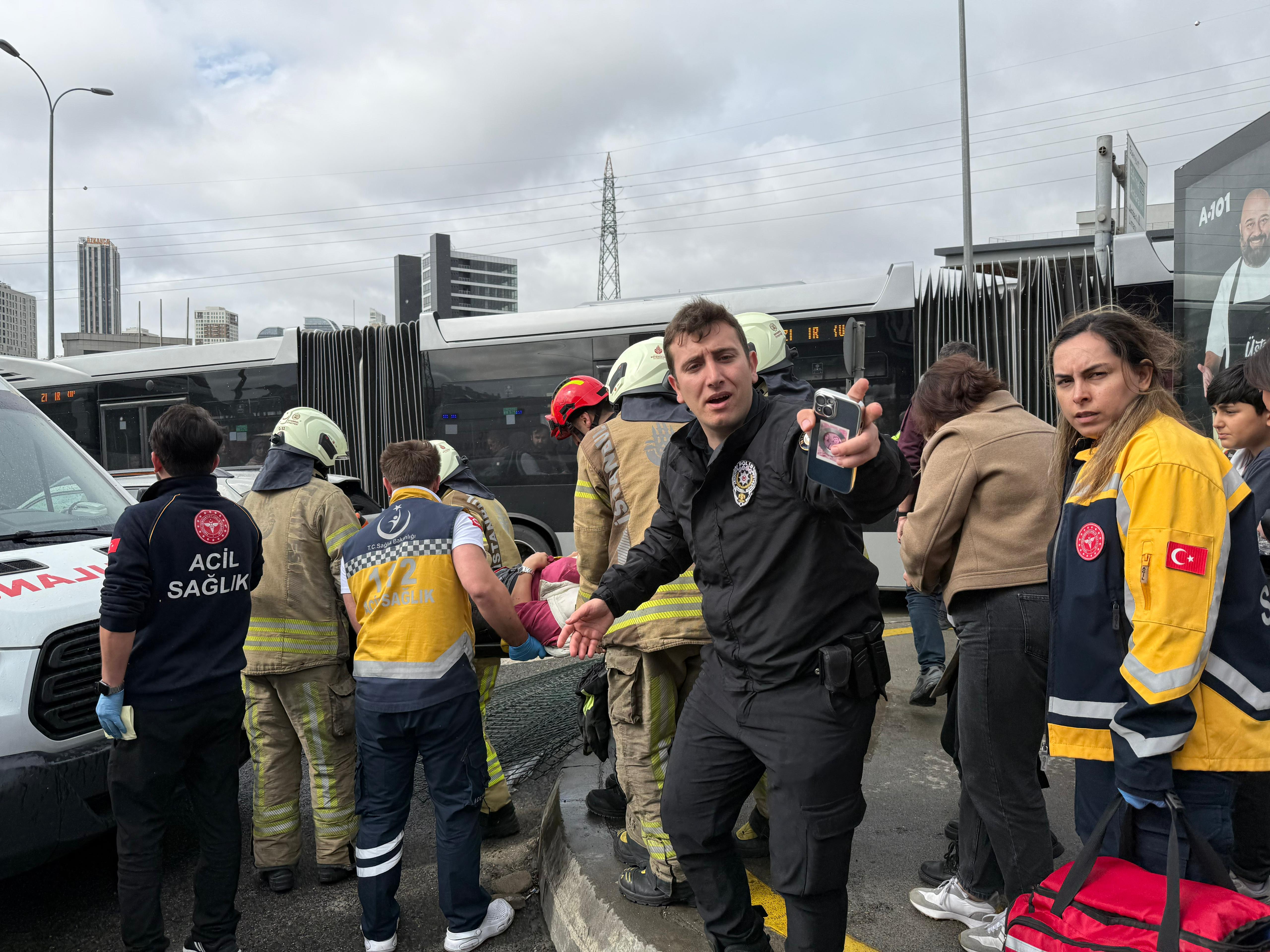 istanbul-beylikduzunde-iki-metrobus-705524-208787.jpg