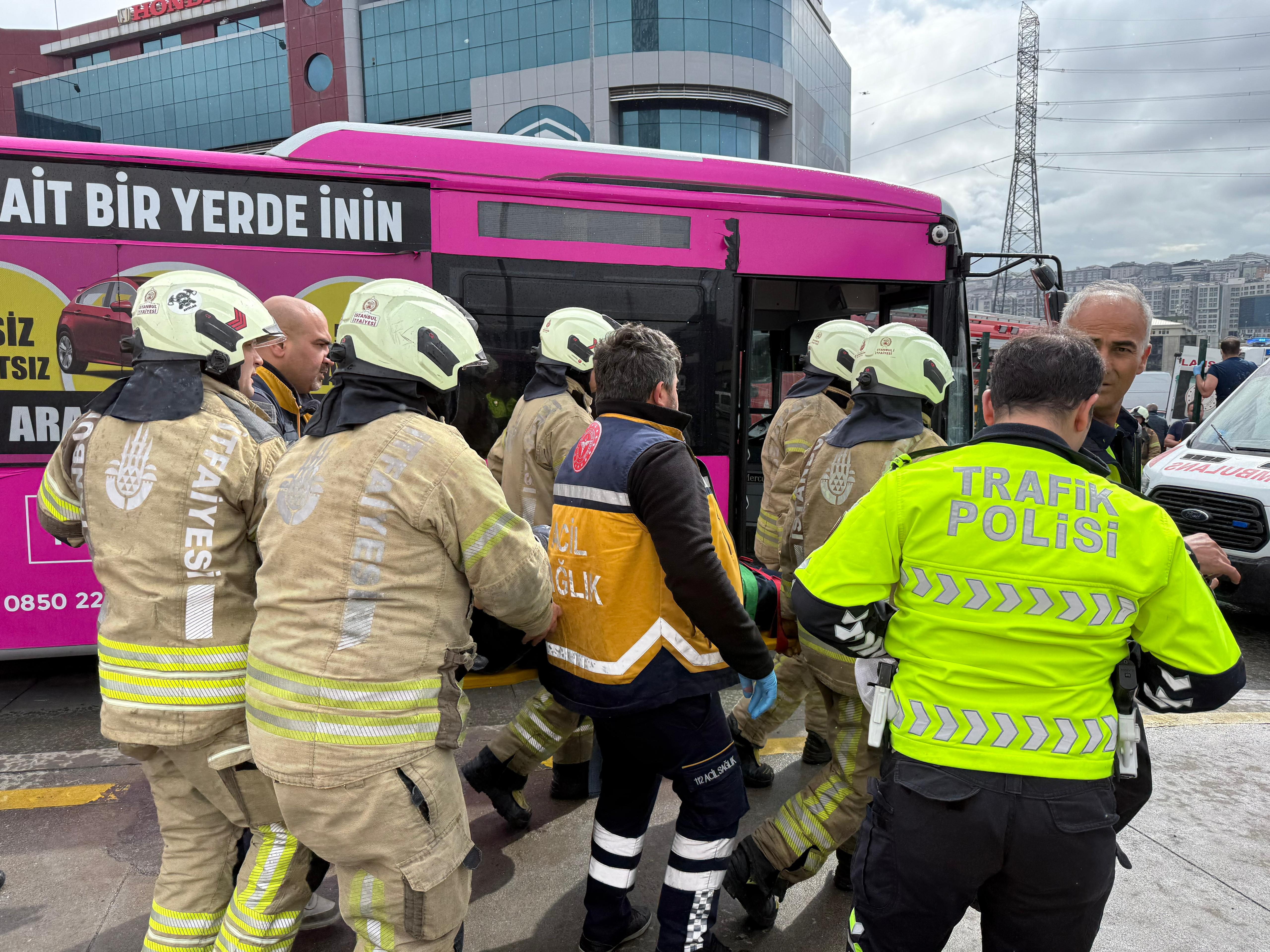 istanbul-beylikduzunde-iki-metrobus-705526-208787.jpg