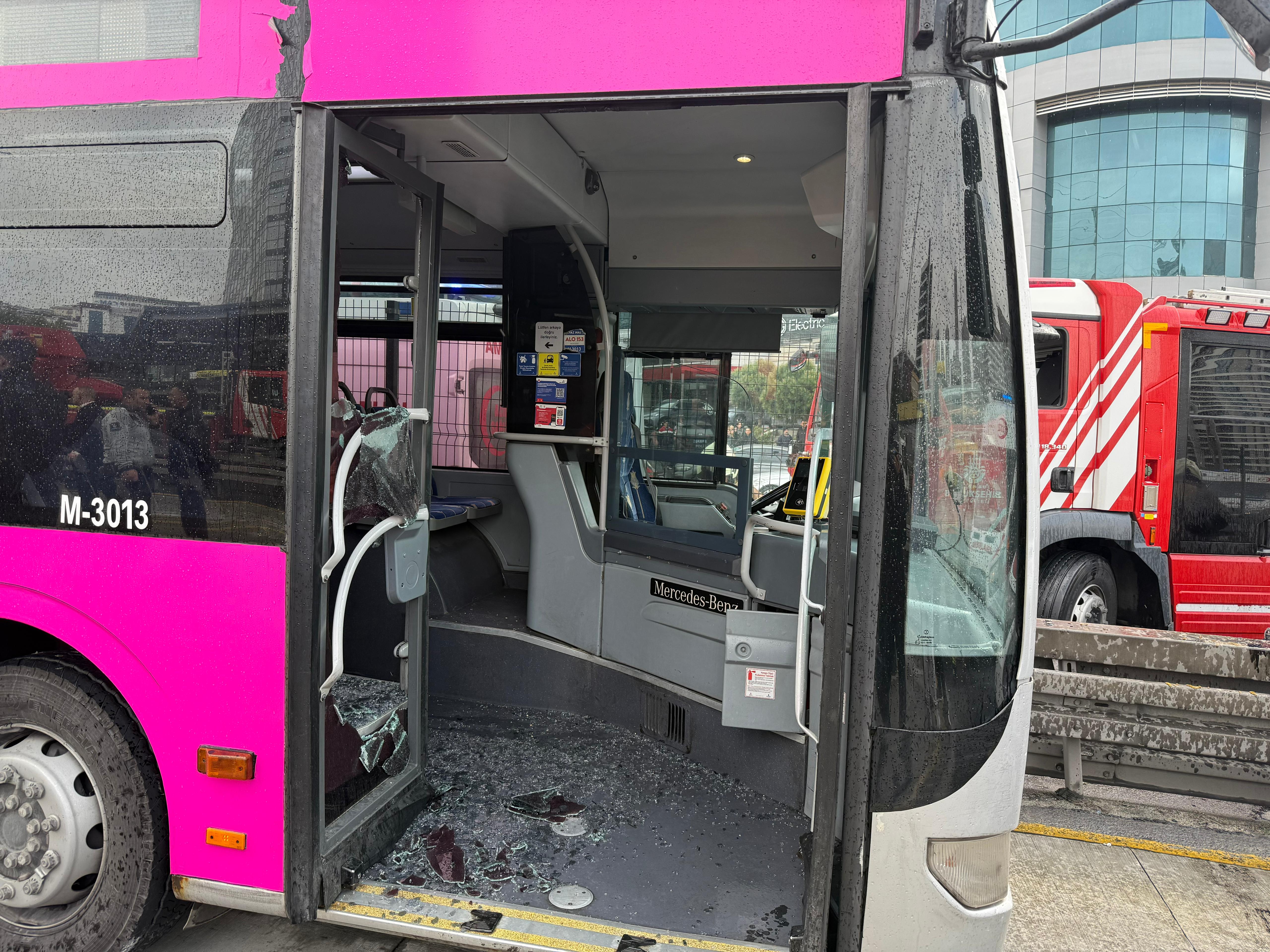 istanbul-beylikduzunde-iki-metrobus-705532-208787.jpg