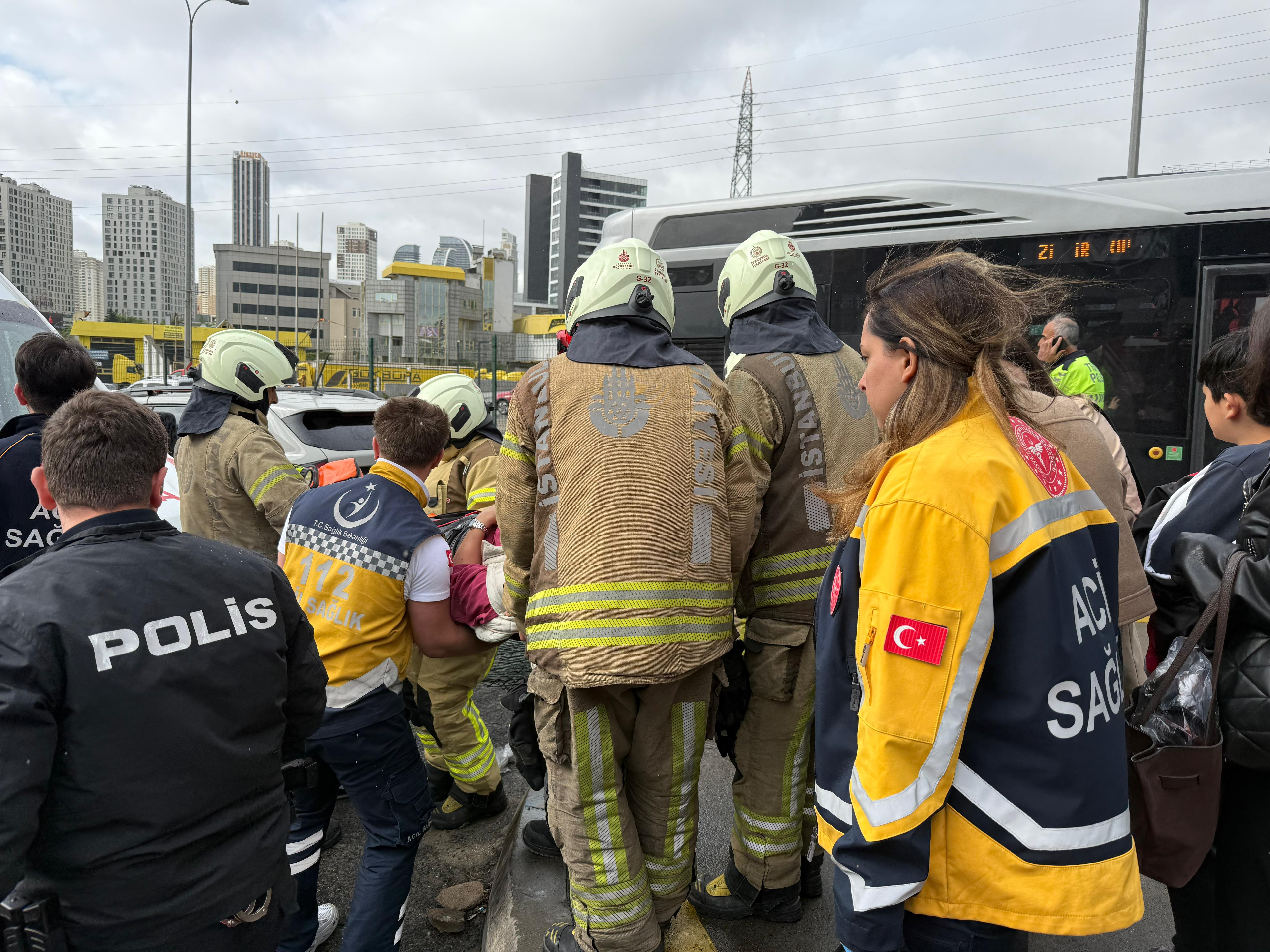 istanbul-beylikduzunde-iki-metrobus-705535-208787.jpg
