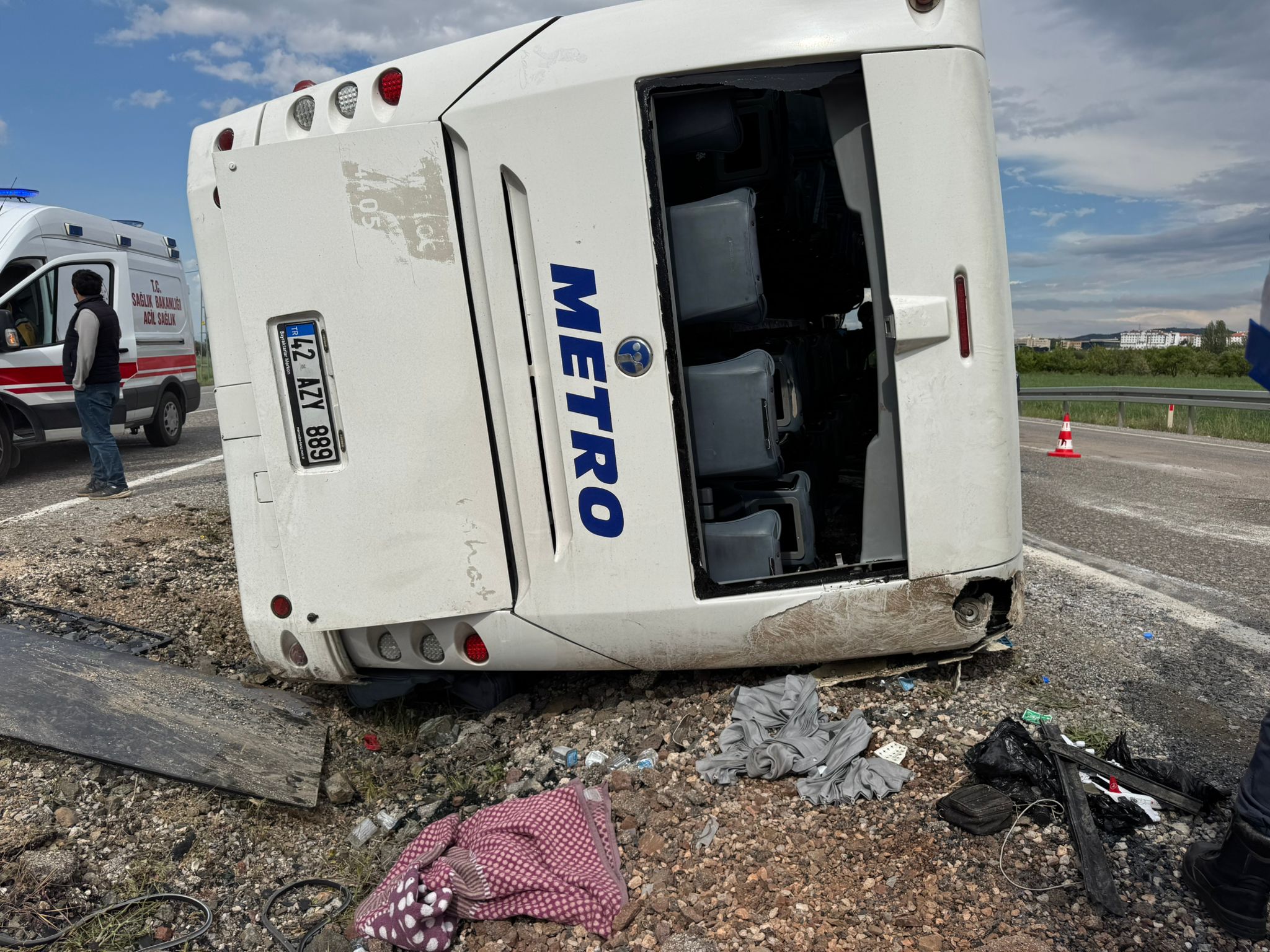 konyada-yolcu-otobusu-devrildi-14-yara-712301-210764.jpg