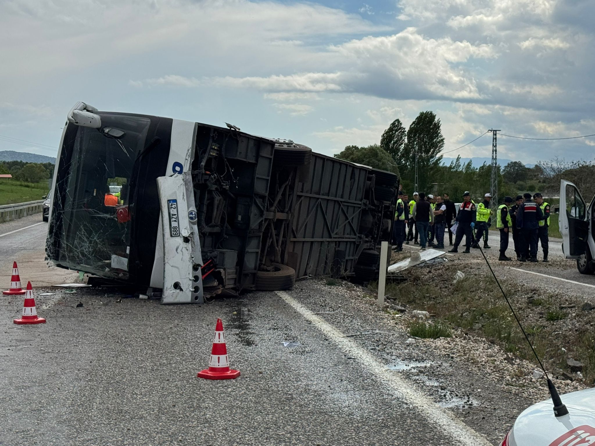 konyada-yolcu-otobusu-devrildi-14-yara-712305-210764.jpg