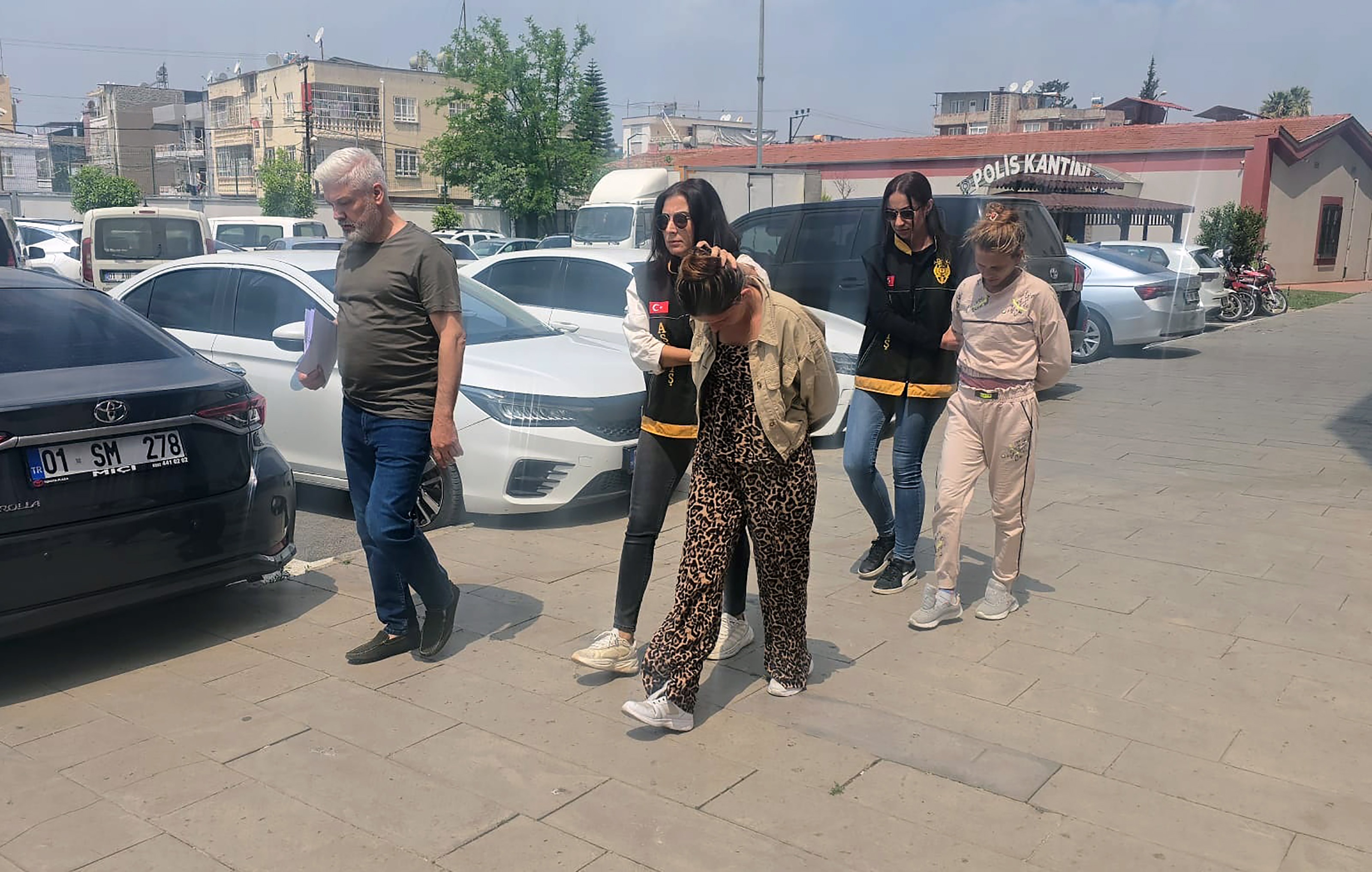 adana-apartman-dairelerine-girip-925-713297-211018.jpg