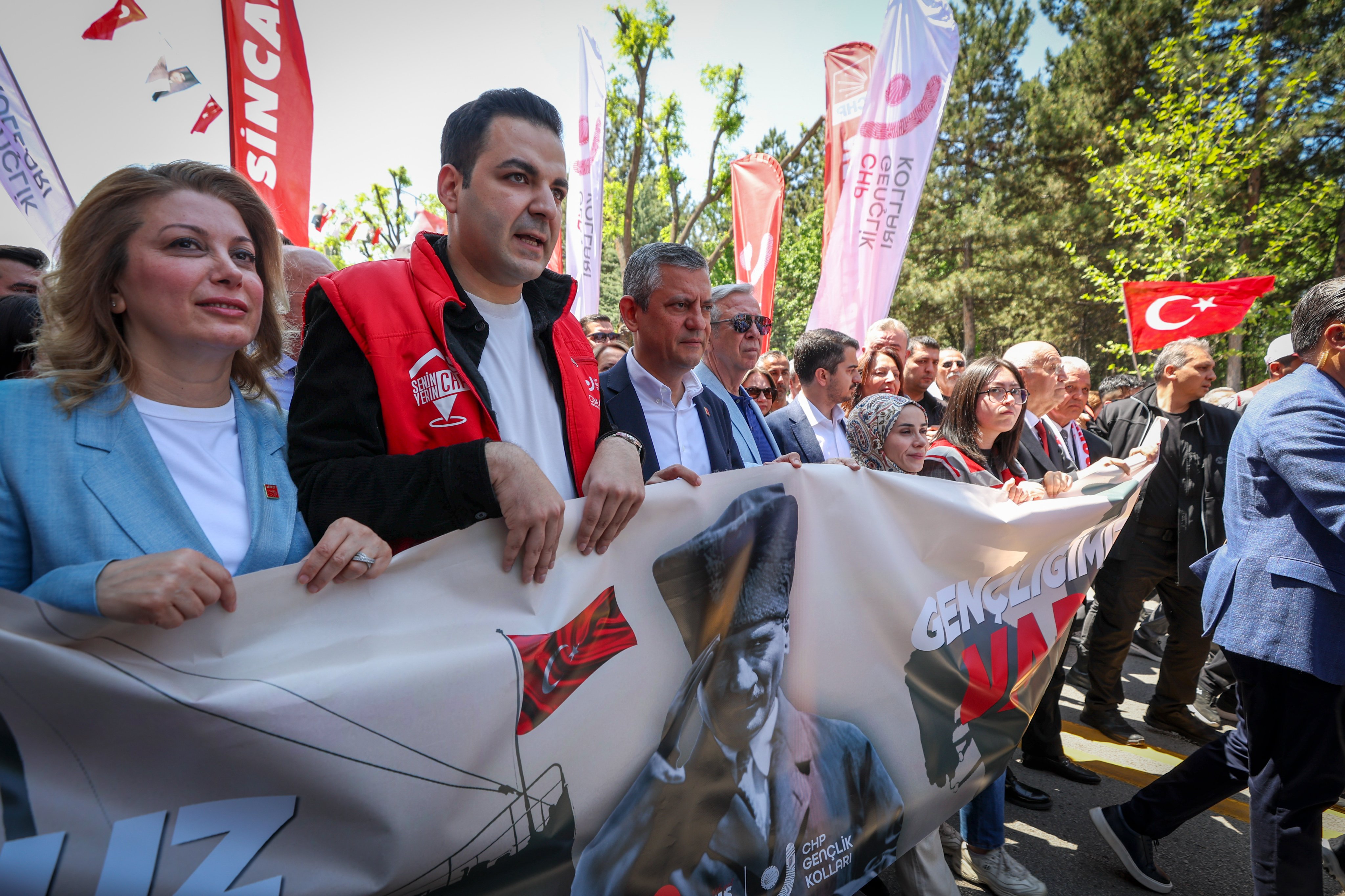 ozgur-ozel-demokrasi-esit-sartlarda-mu-721127-213106.jpg