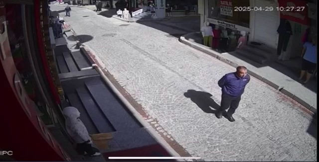 istanbul-fatihte-sokakta-yururken-uze-725570-214437.jpg
