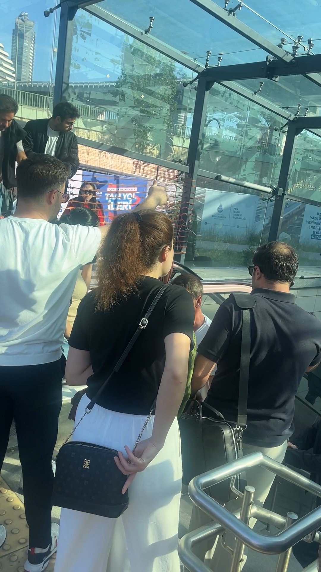 istanbul-unalan-metrosunda-yuruyen-mer-726667-214755.jpg