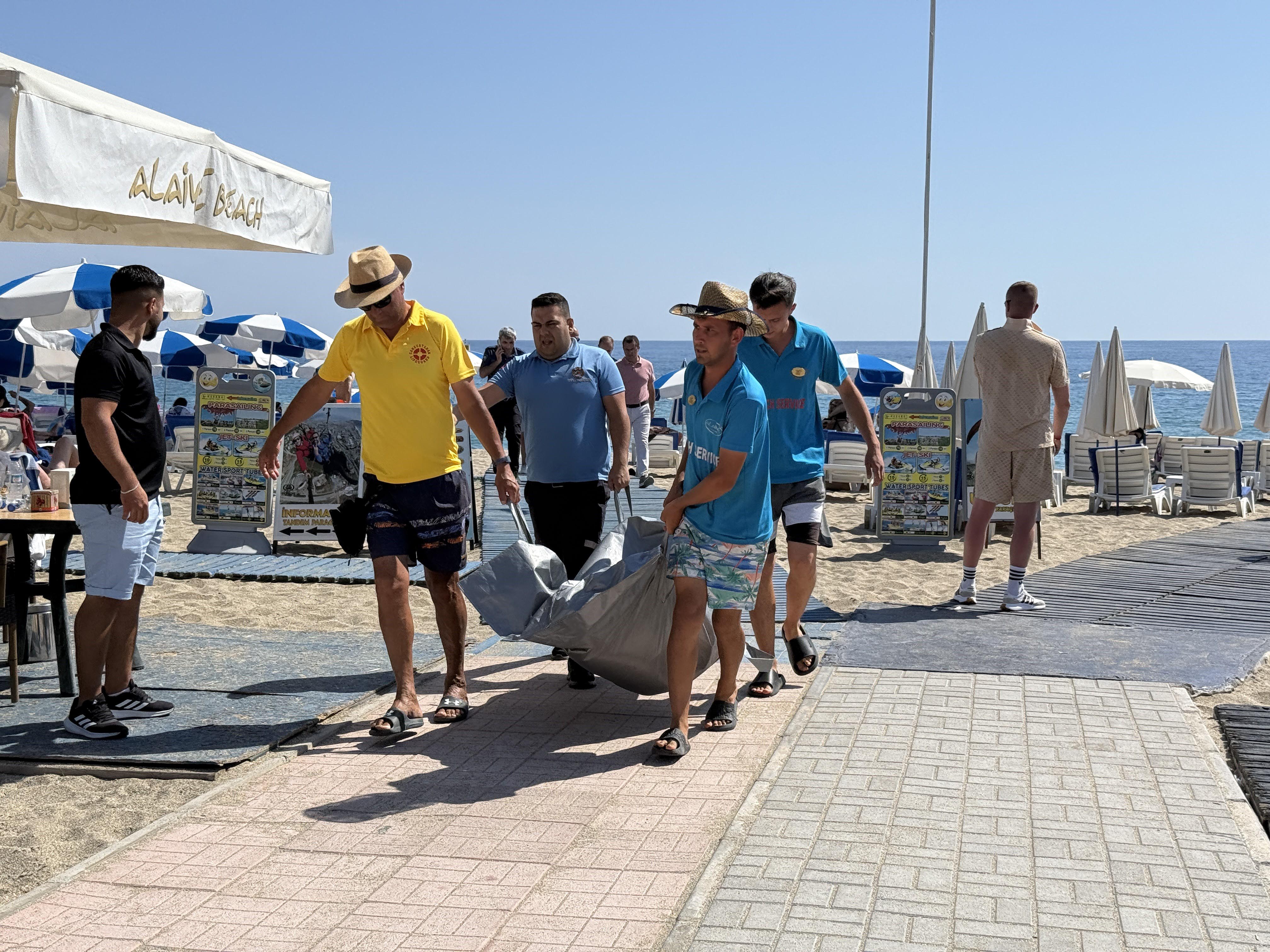 antalya-alman-turist-guneslenirken-haya-727100-214873.jpg