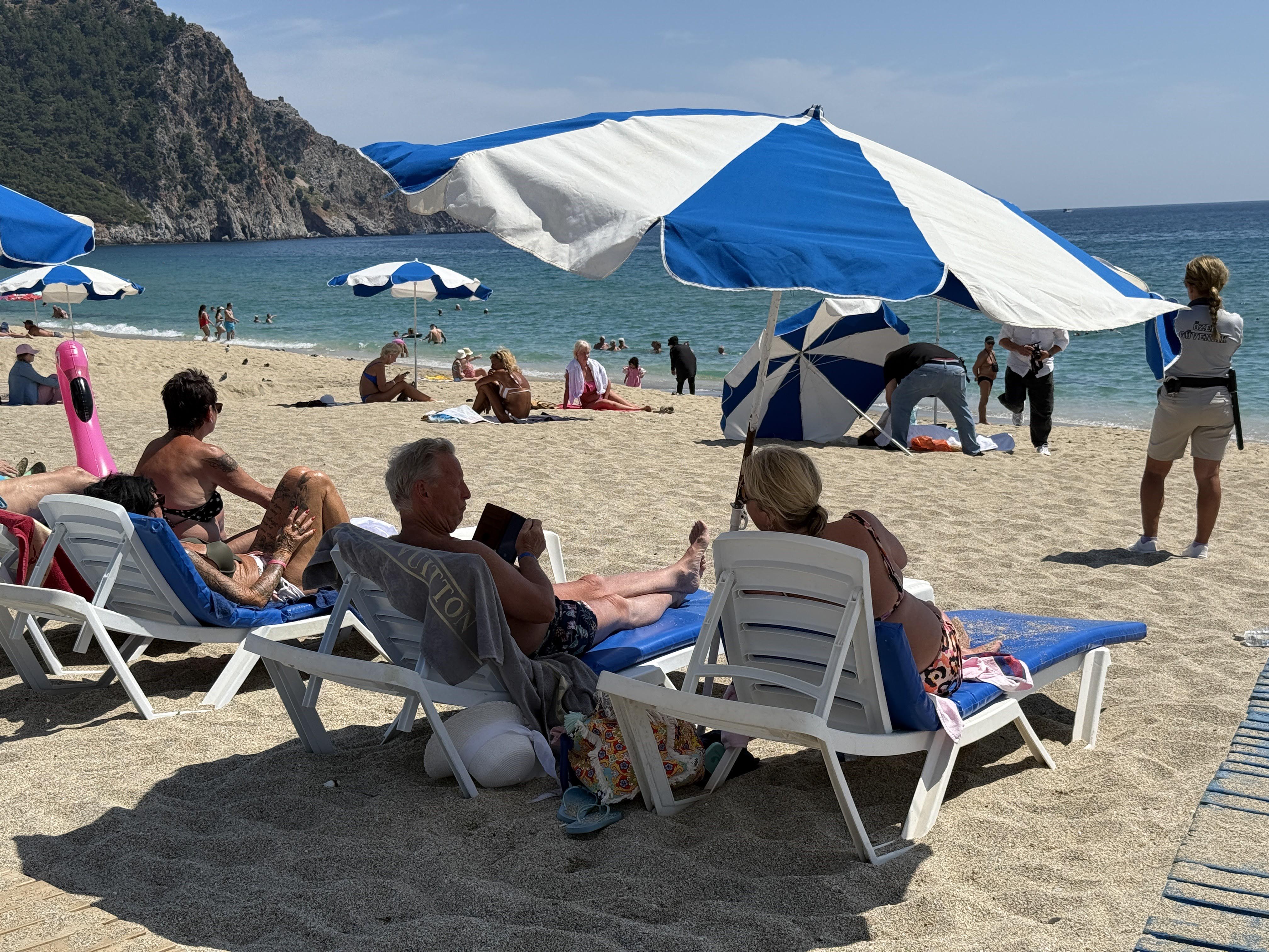 antalya-alman-turist-guneslenirken-haya-727104-214873.jpg