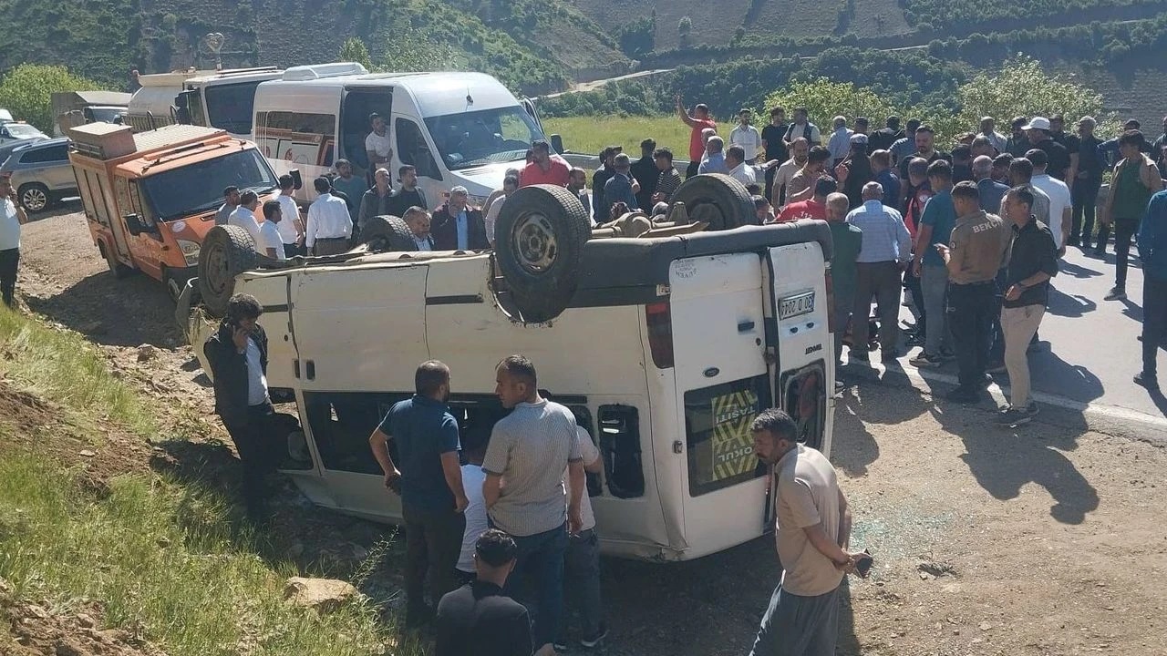 hakkaride-servis-minibusu-takla-atti-1-727787-215064.jpg