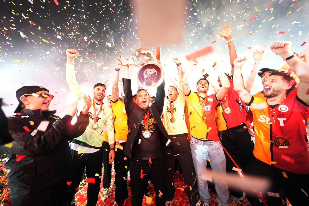 galatasaray-25inci-sampiyonluk-kupasini-732457-216364.jpg