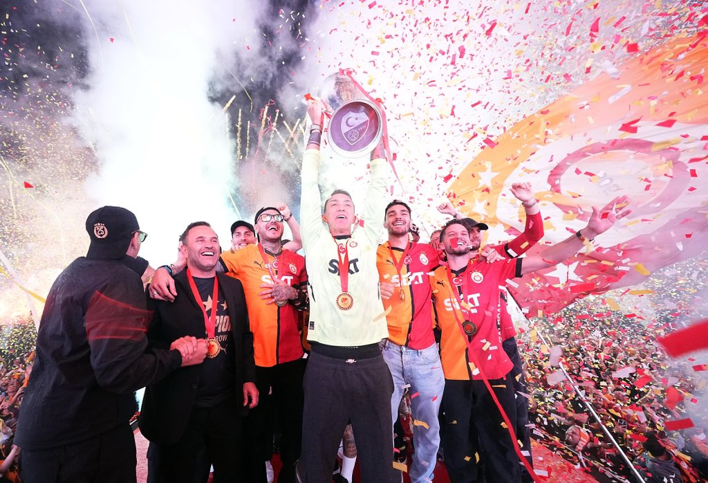 galatasaray-25inci-sampiyonluk-kupasini-732458-216364.jpg
