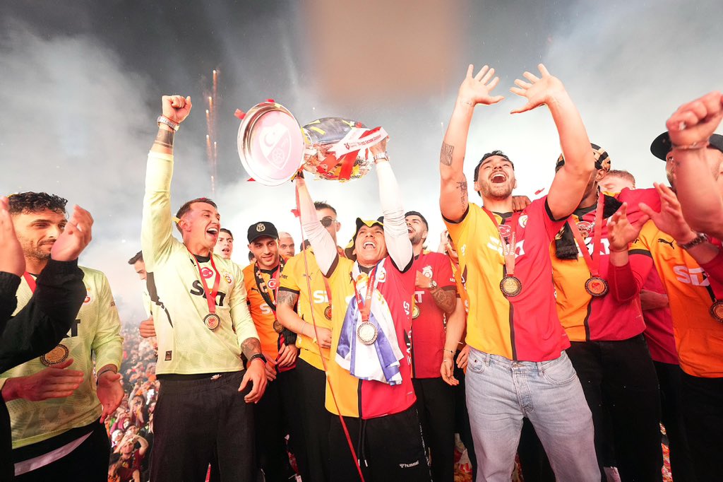 galatasaray-25inci-sampiyonluk-kupasini-732460-216364.jpg