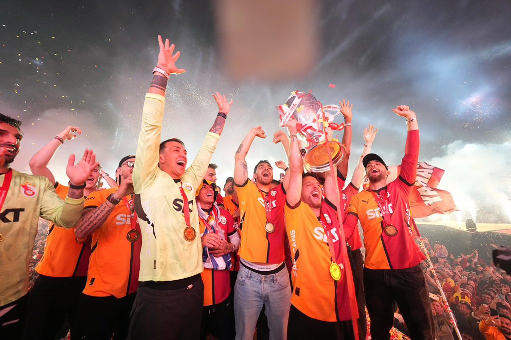 galatasaray-25inci-sampiyonluk-kupasini-732461-216364.jpg