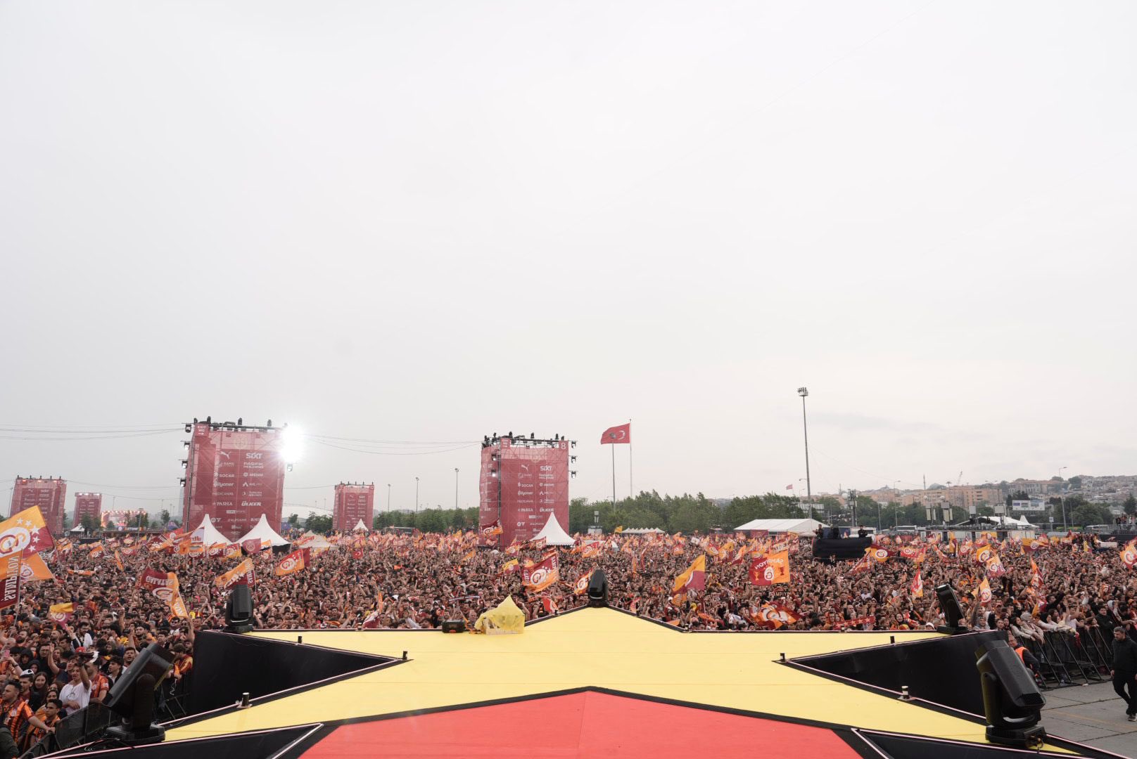 galatasaray-25inci-sampiyonluk-kupasini-732462-216364.jpg