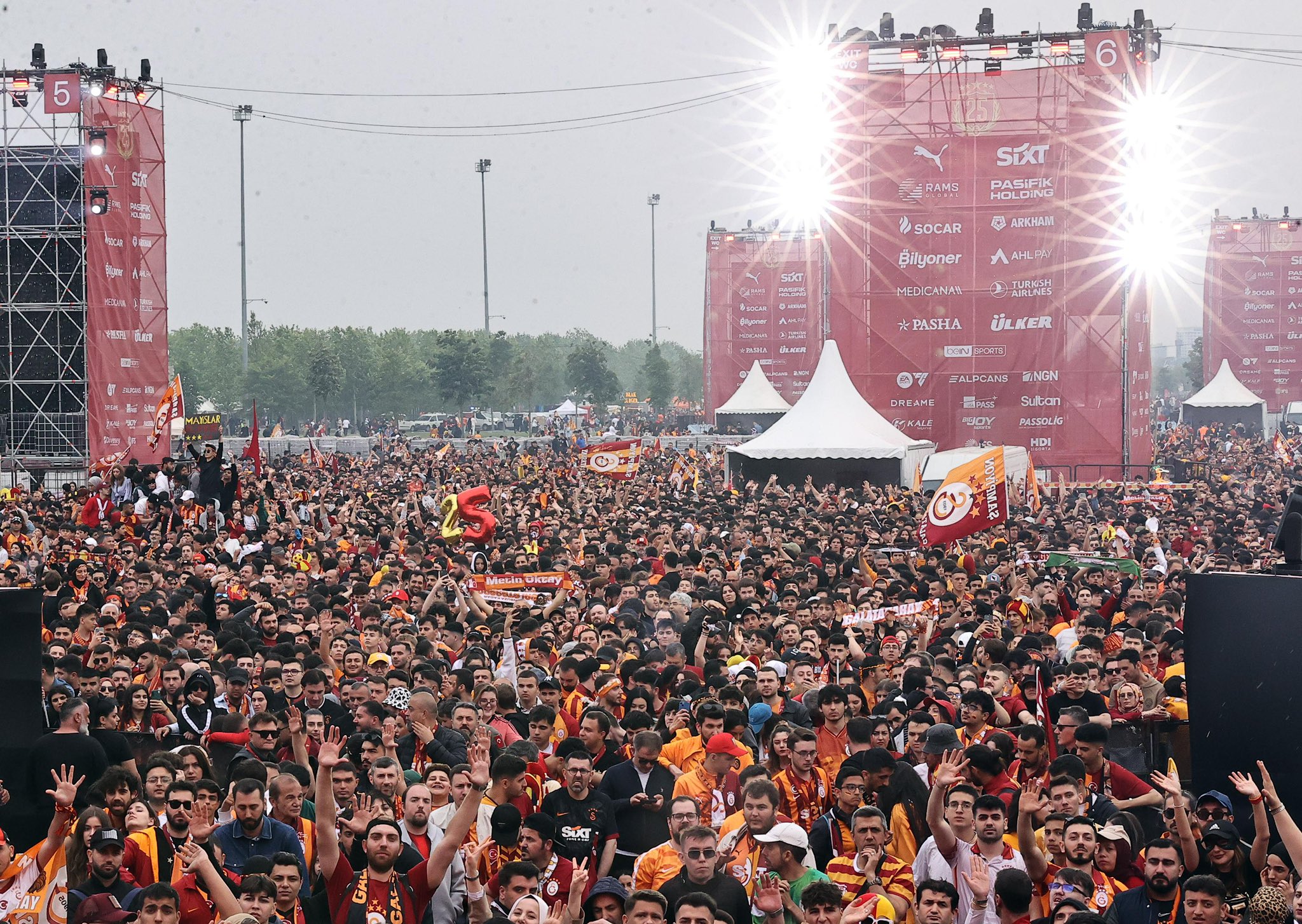 galatasaray-25inci-sampiyonluk-kupasini-732464-216364.jpg