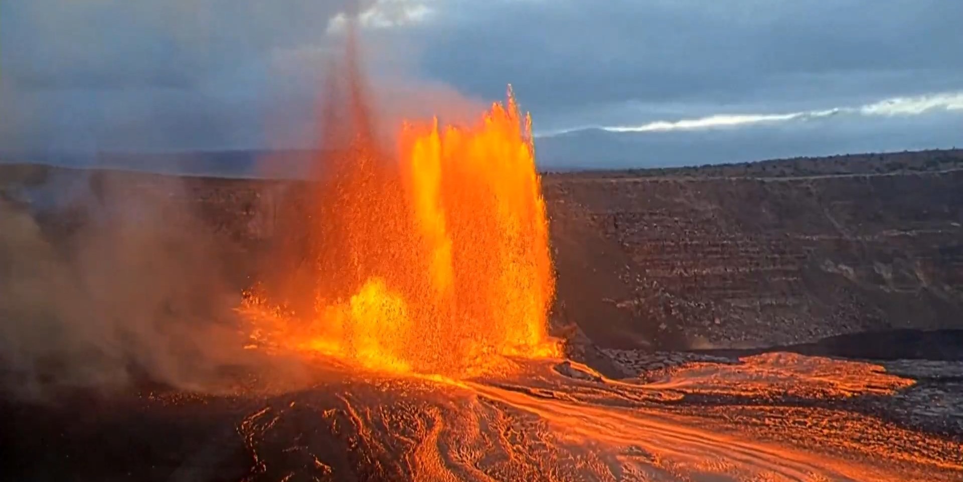 hawaiide-kilauea-yanardagi-yeniden-lav-733107-216551.jpg