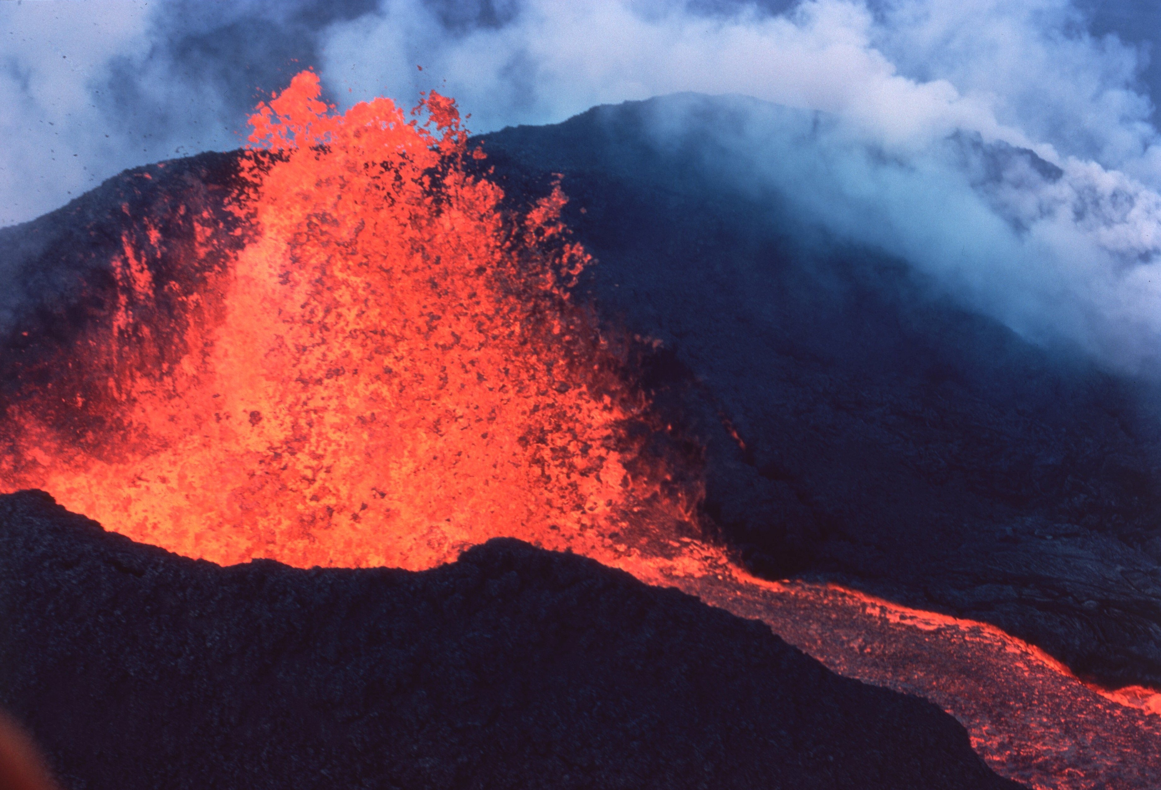 hawaiide-kilauea-yanardagi-yeniden-lav-733110-216551.jpg