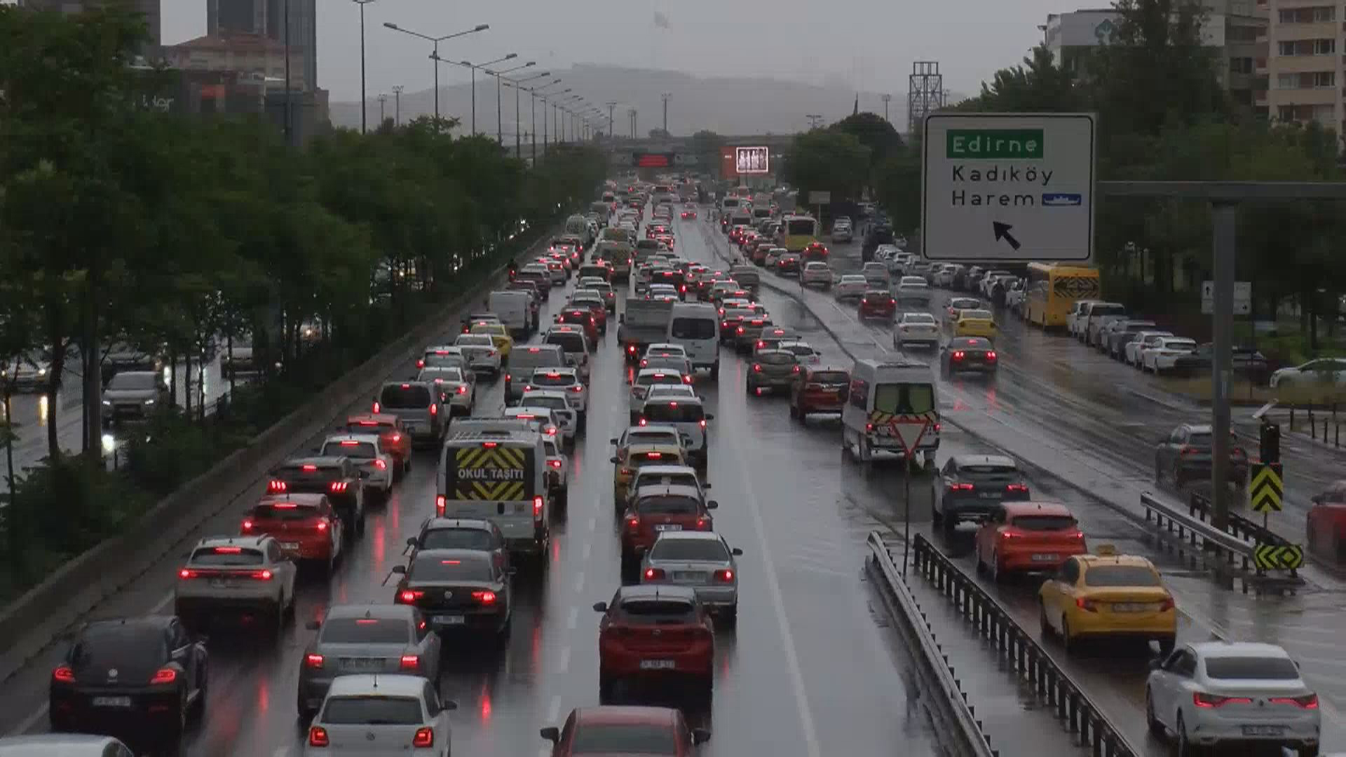 istanbul-istanbulda-haftanin-ilk-gunun-732548-216385-1.jpg
