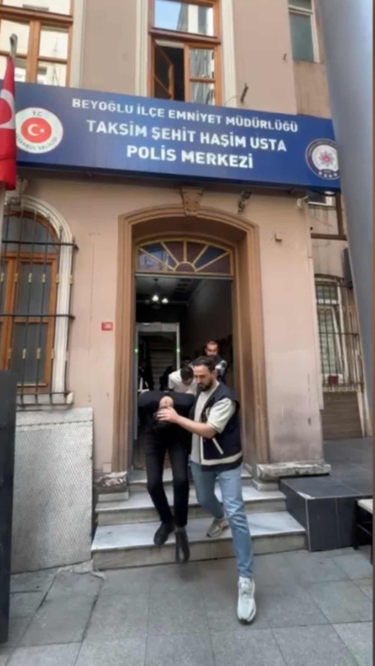 istanbul-taksimde-eglence-mekaninda-h-744321-219737.jpg