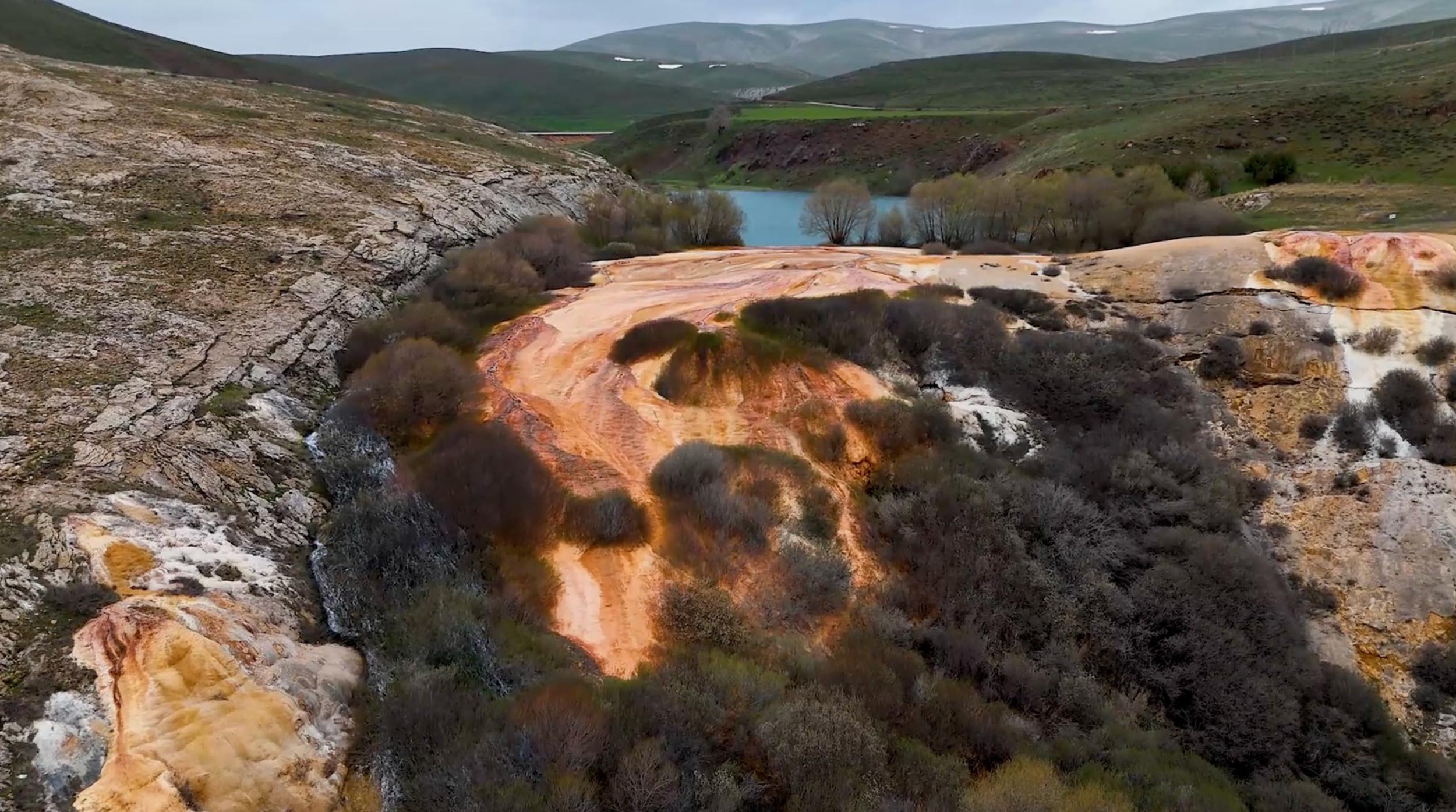 erzincan-kizil-travertenlerden-olusan-o-757979-223685.jpg