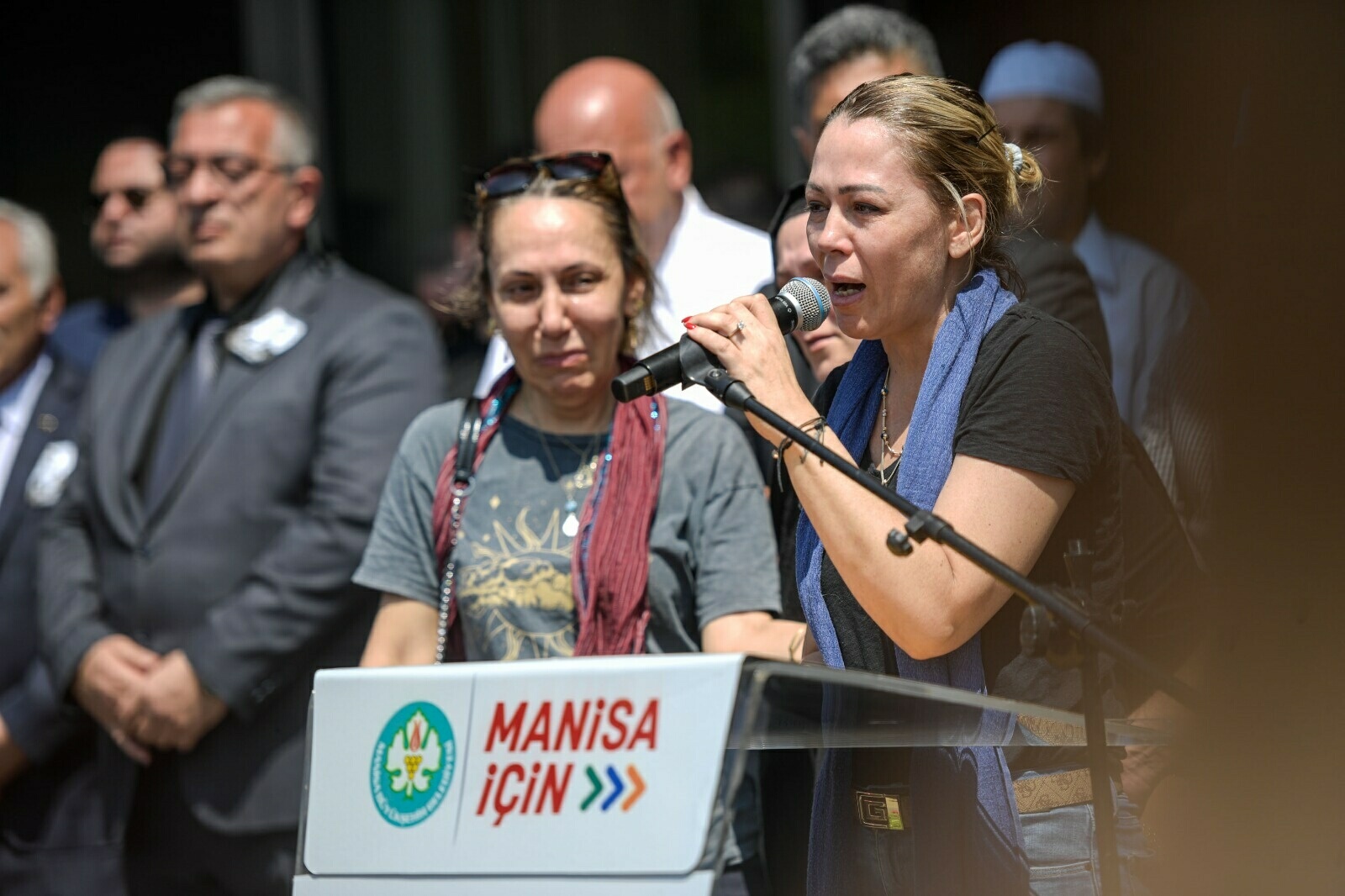 ferdi-zeyrek-icin-belediye-onunde-toren-758486-223830.jpg