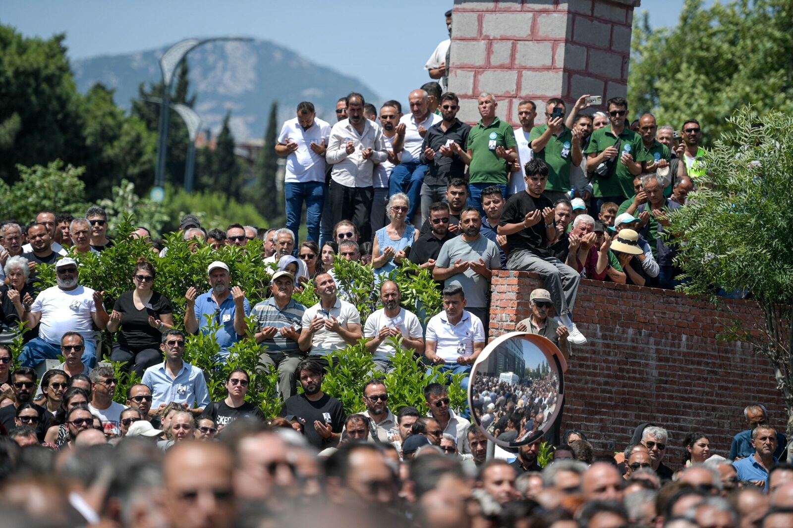 ferdi-zeyrek-icin-belediye-onunde-toren-758492-223830.jpg