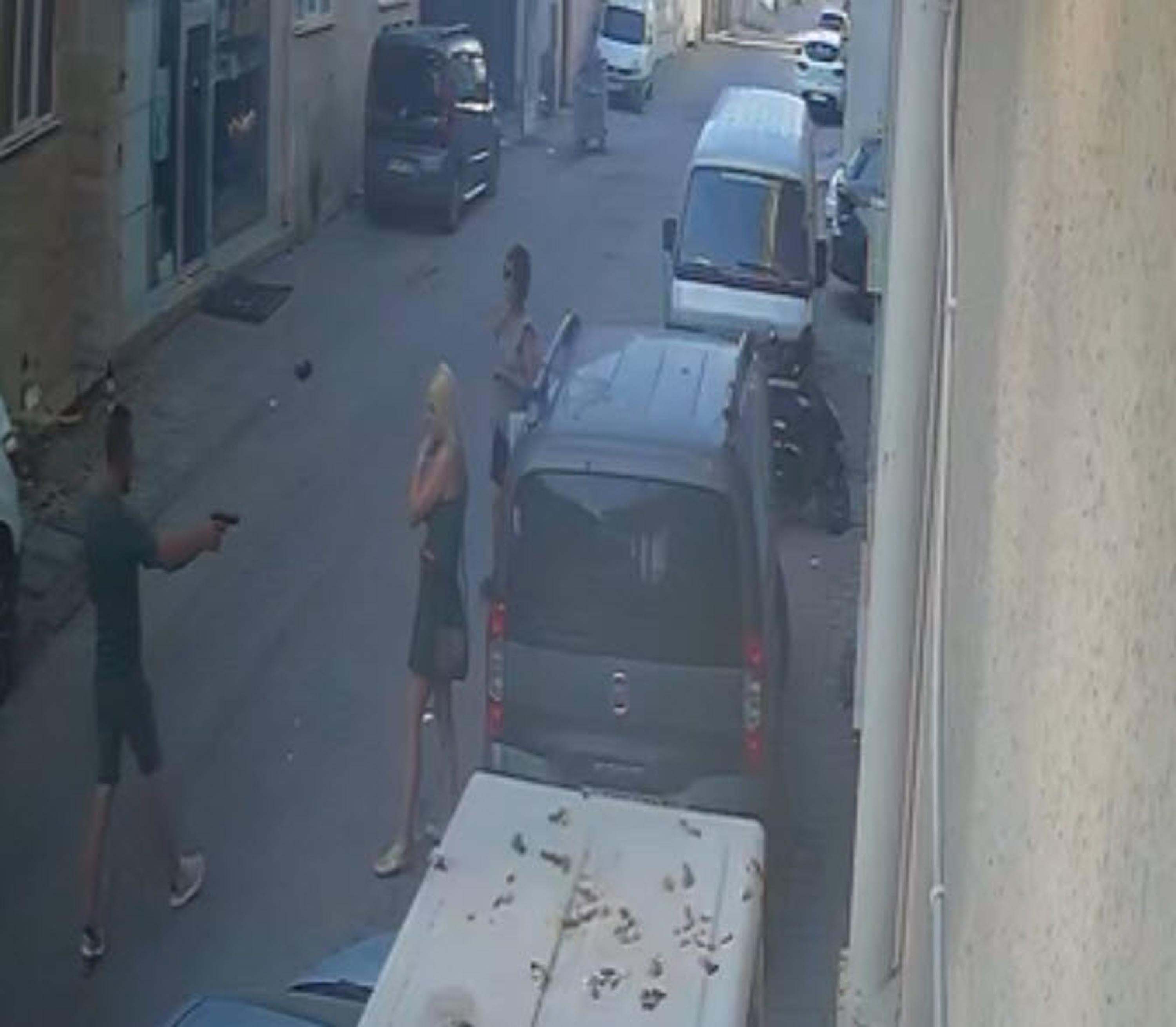 ayri-yasadigi-esini-yaralayip-mezarlikta-761555-224760.jpg
