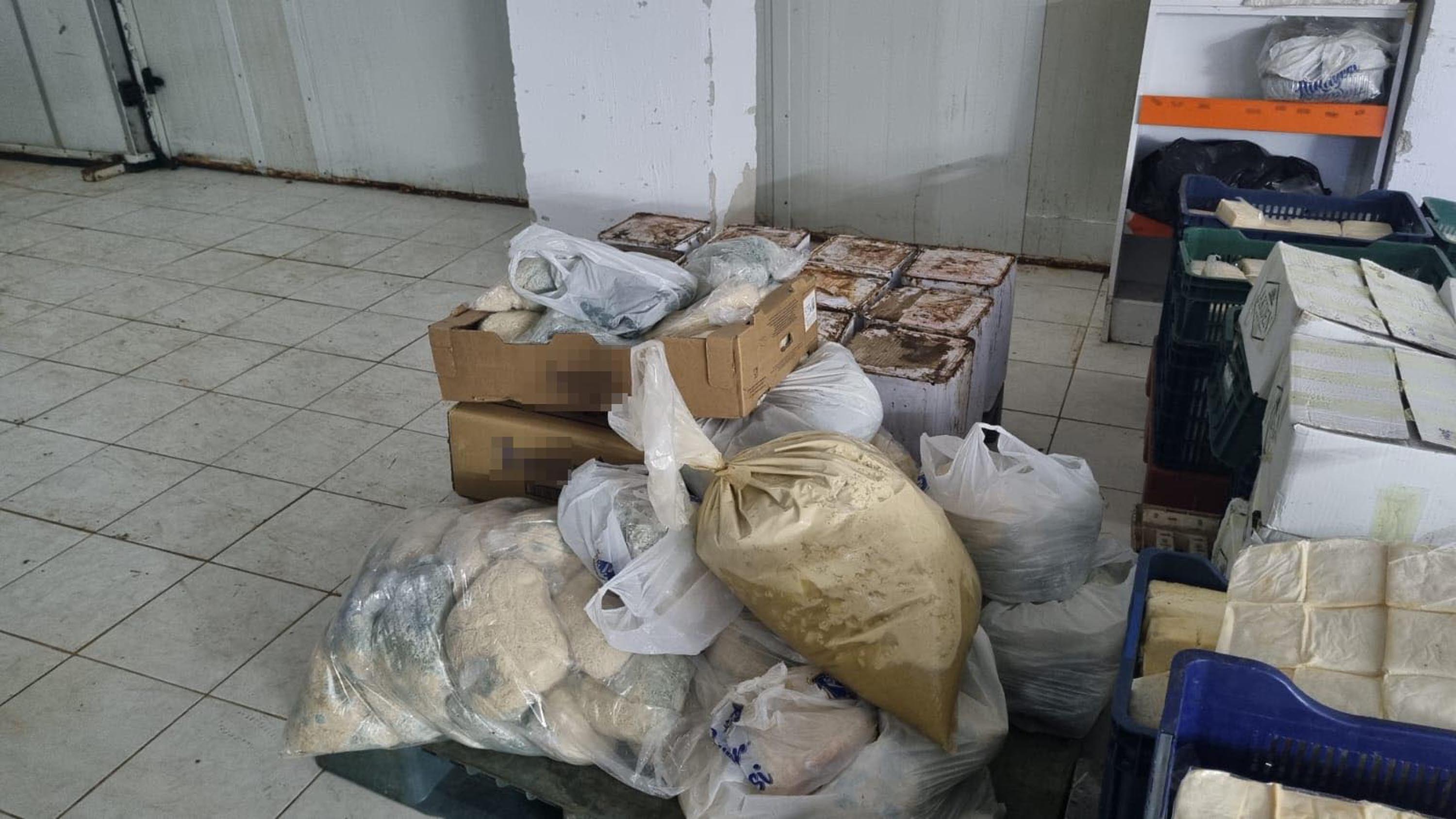izmirde-1500-kilogram-bozuk-peynir-ele-771920-228067.jpg