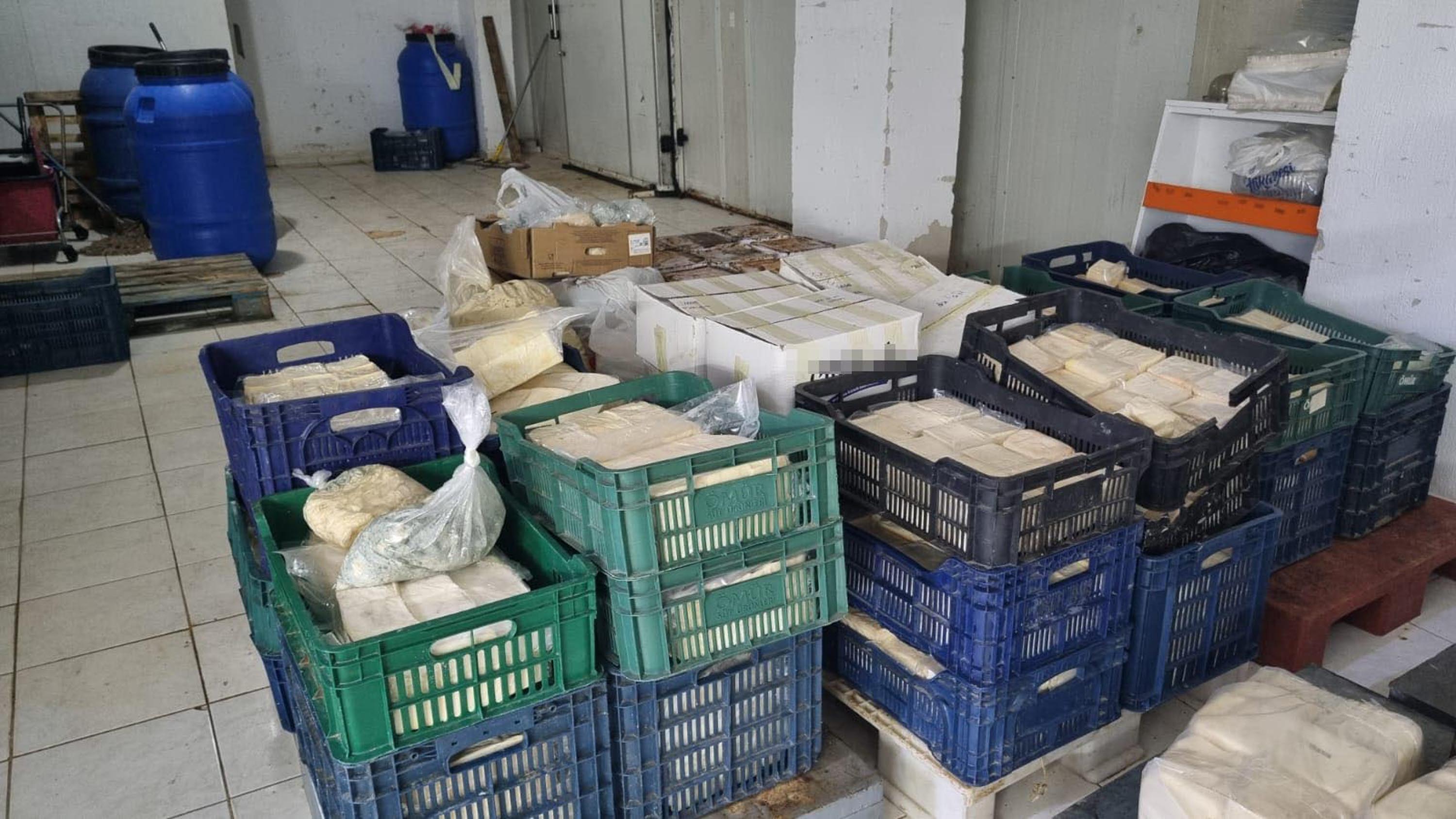 izmirde-1500-kilogram-bozuk-peynir-ele-771921-228067.jpg