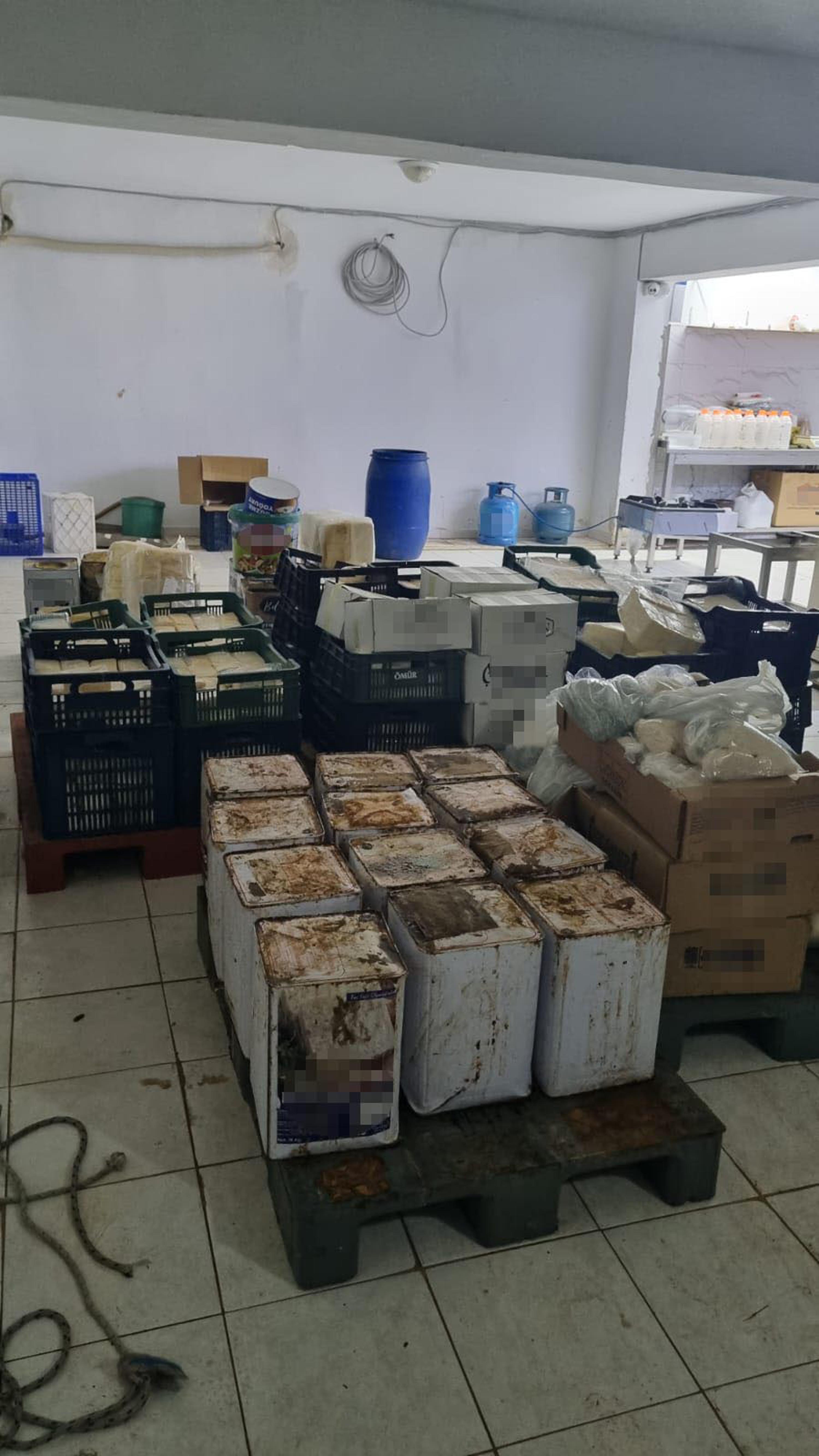 izmirde-1500-kilogram-bozuk-peynir-ele-771922-228067.jpg