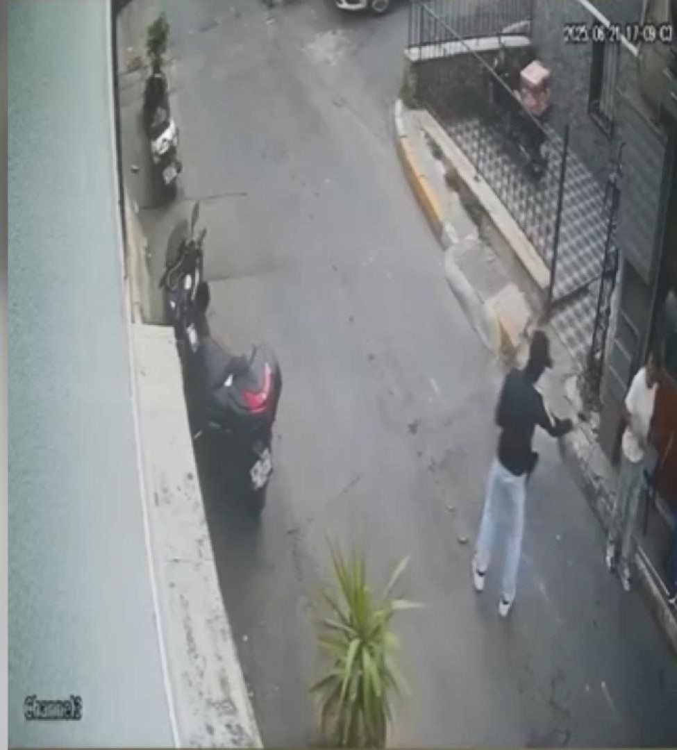 istanbul-beyoglunda-kiraathane-onunde-779893-230531.jpg