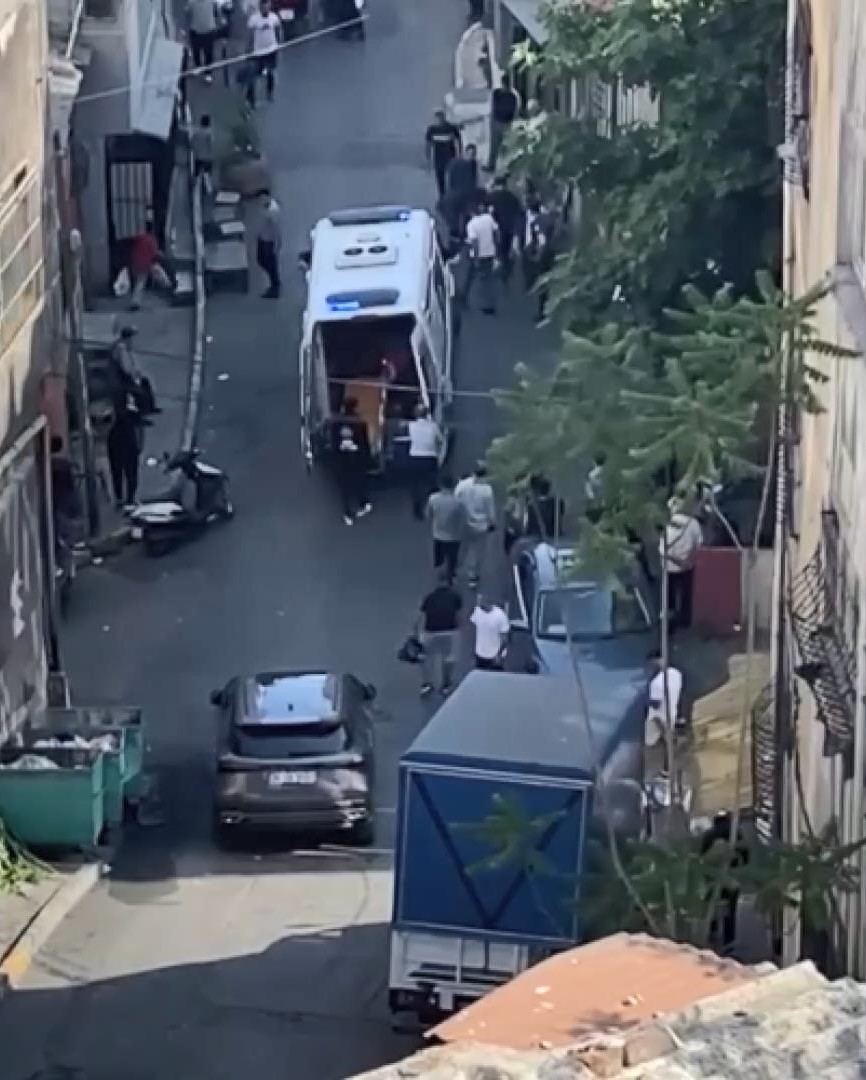 istanbul-beyoglunda-kiraathane-onunde-779896-230531.jpg