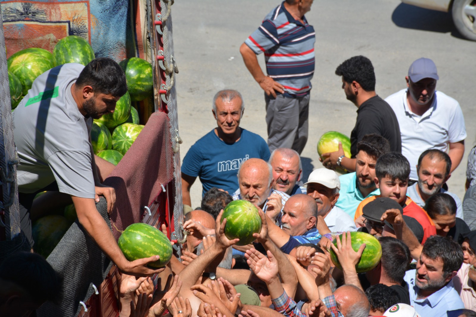 ucretsiz-dagitilan-26-ton-karpuz-45-daki-789132-233390.jpg